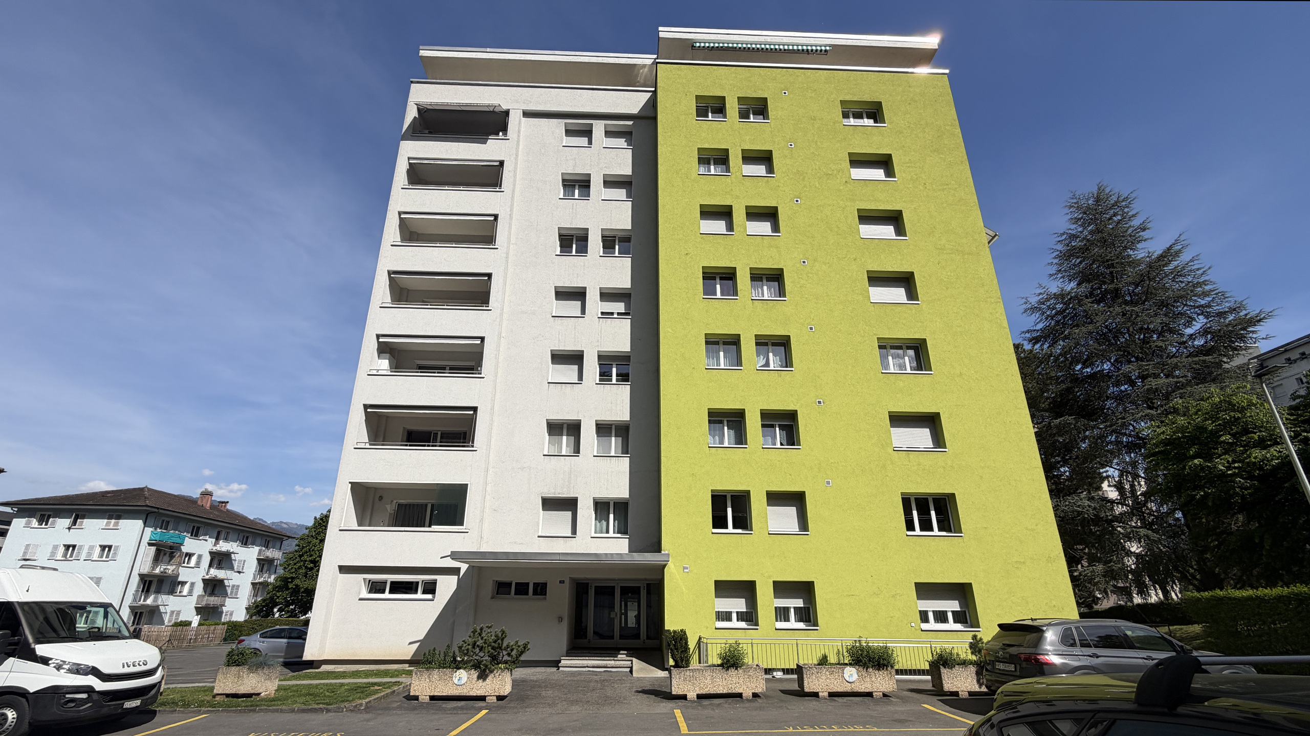 Mehrfamilienhaus mit farbiger Fassade
