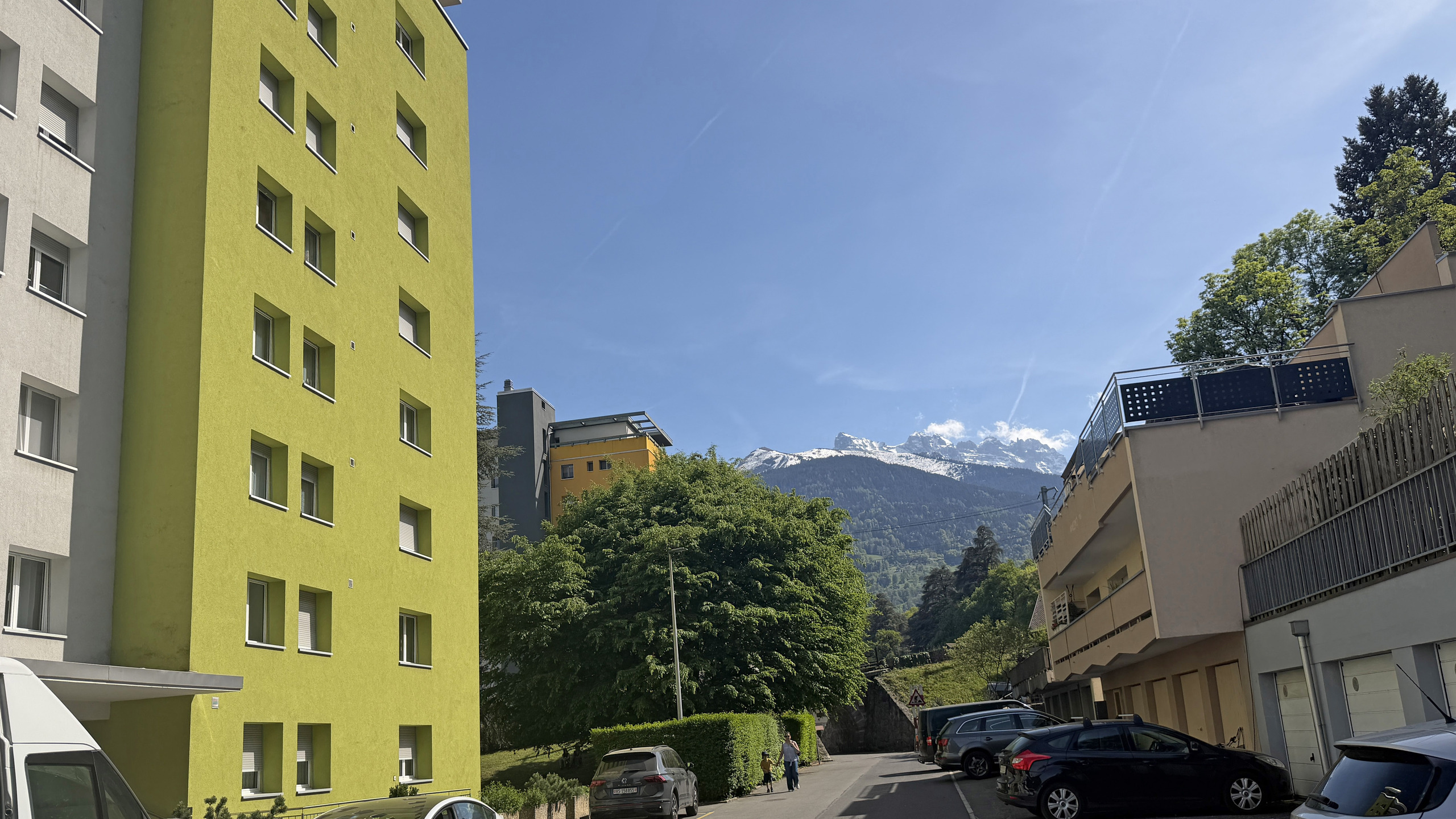 Wohnstraße mit Blick auf Berge