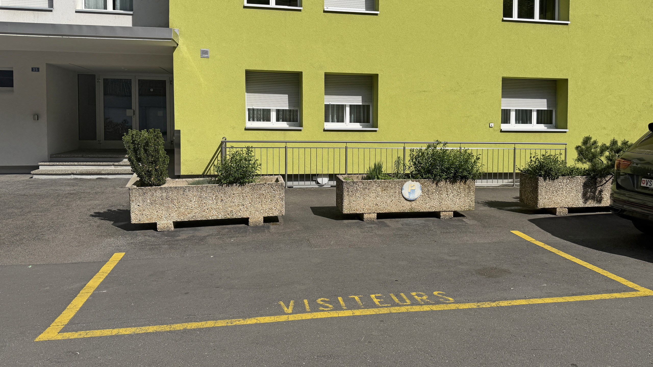 Außenansicht eines Wohngebäudes mit Besucherparkplätzen