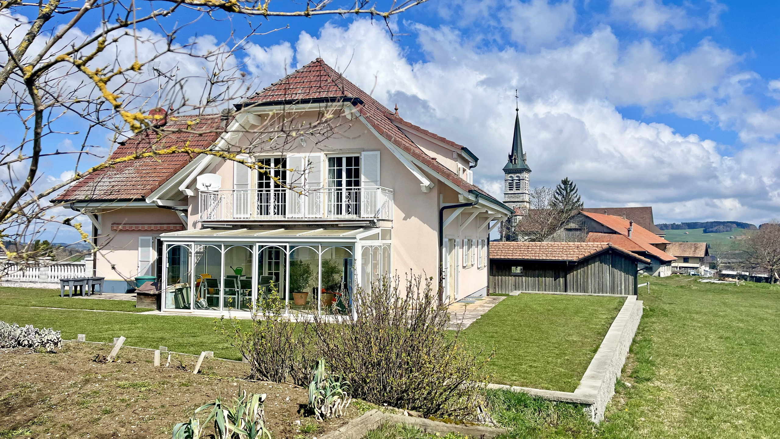 Außenansicht eines Hauses mit Garten