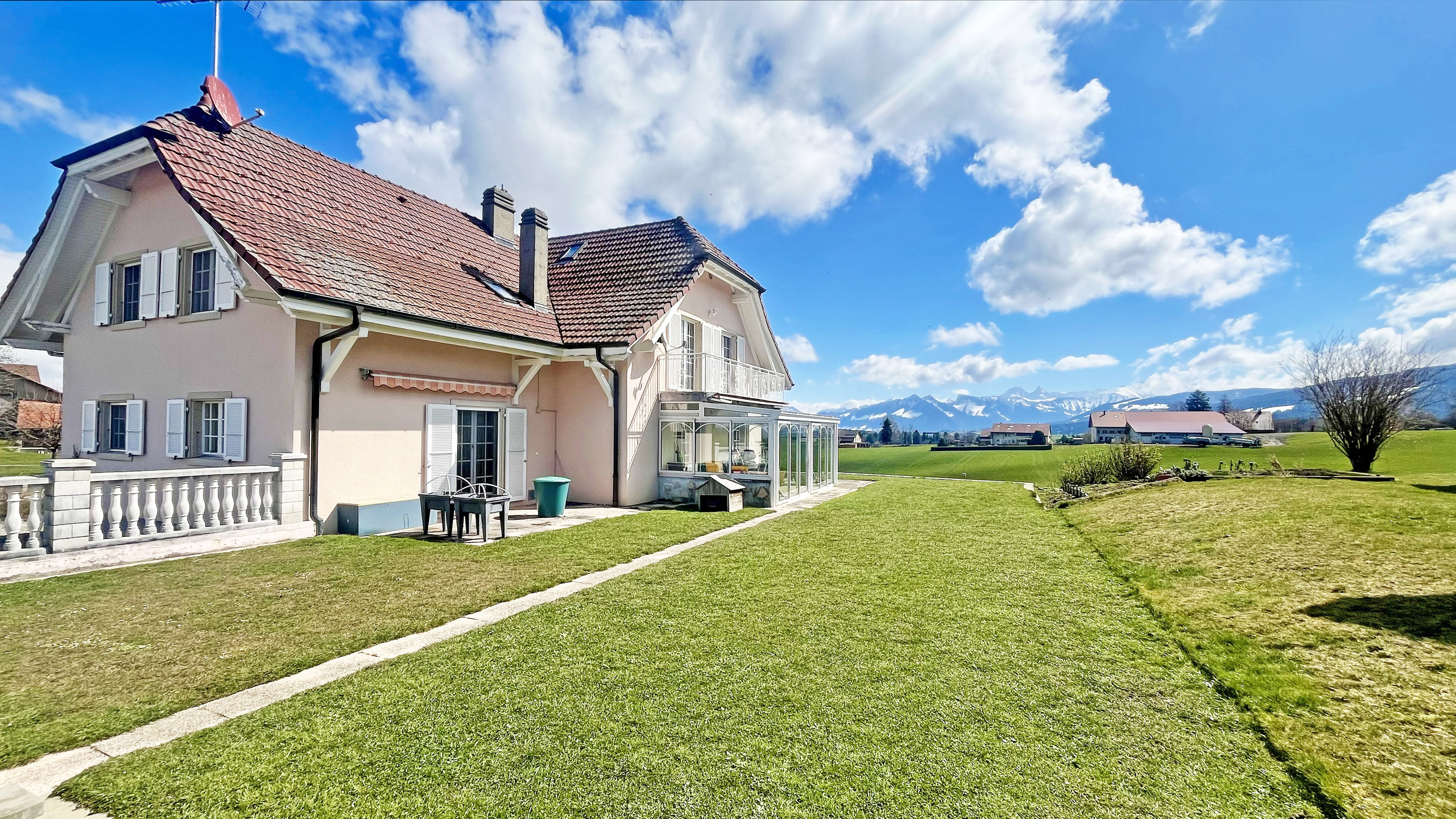 Landhaus mit Garten und Alpenblick