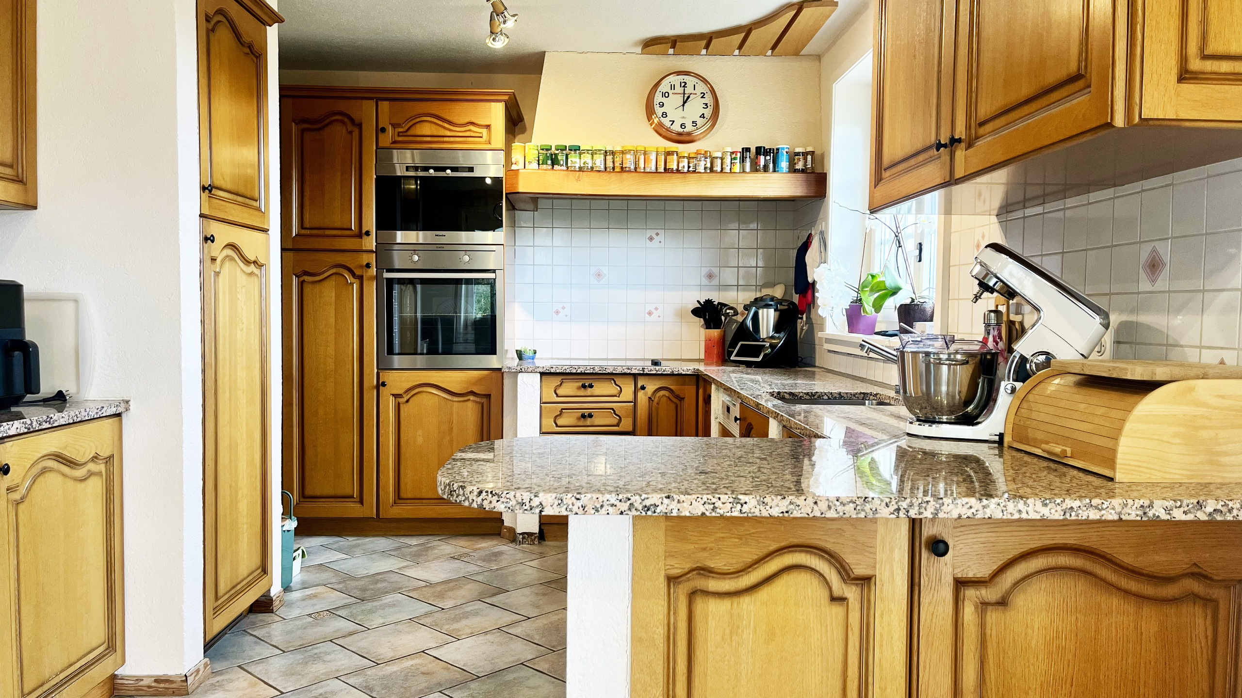 Gemütliche Landhausküche mit Holzfronten