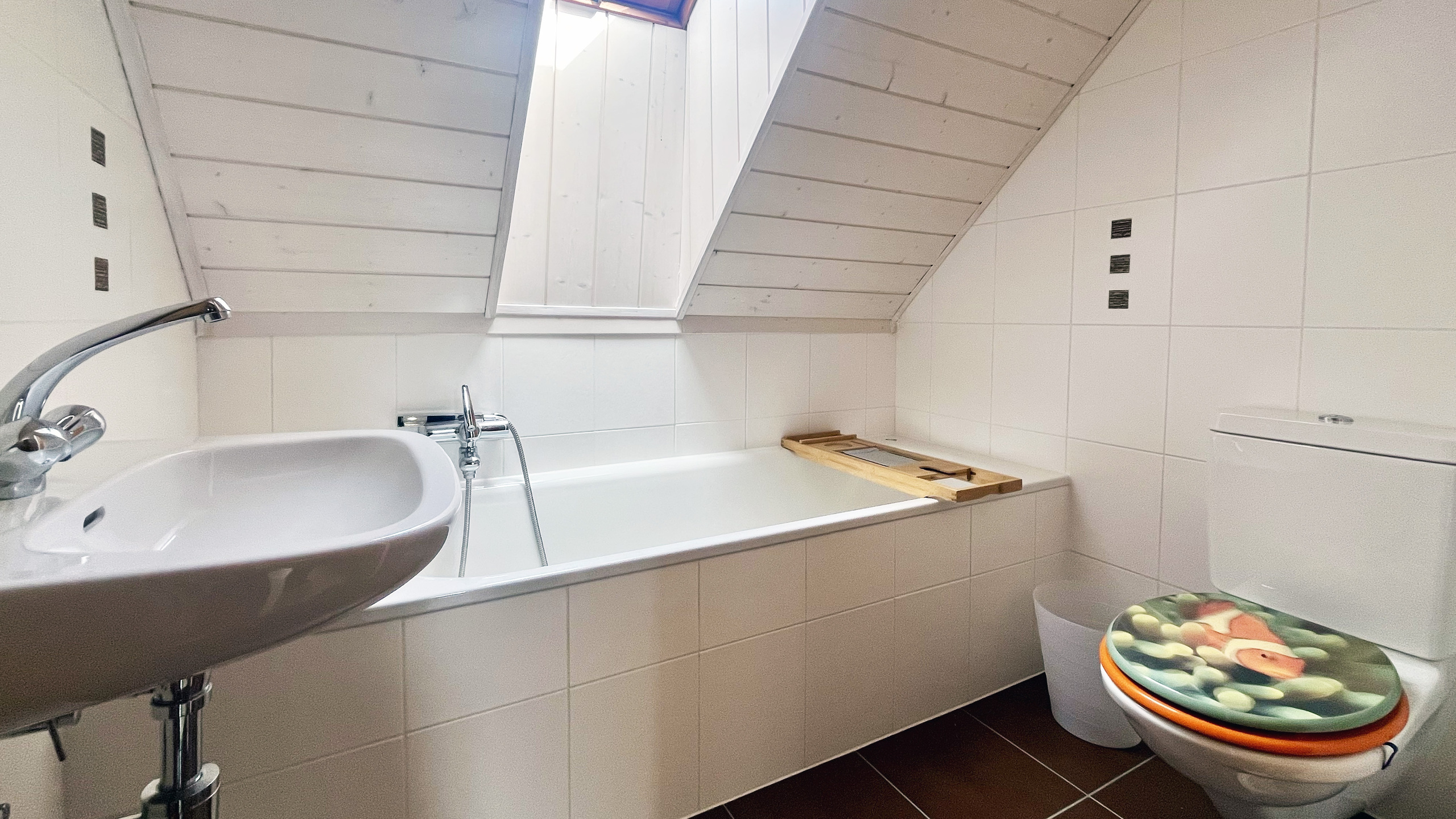 Kleines Dachgeschossbad mit Badewanne
