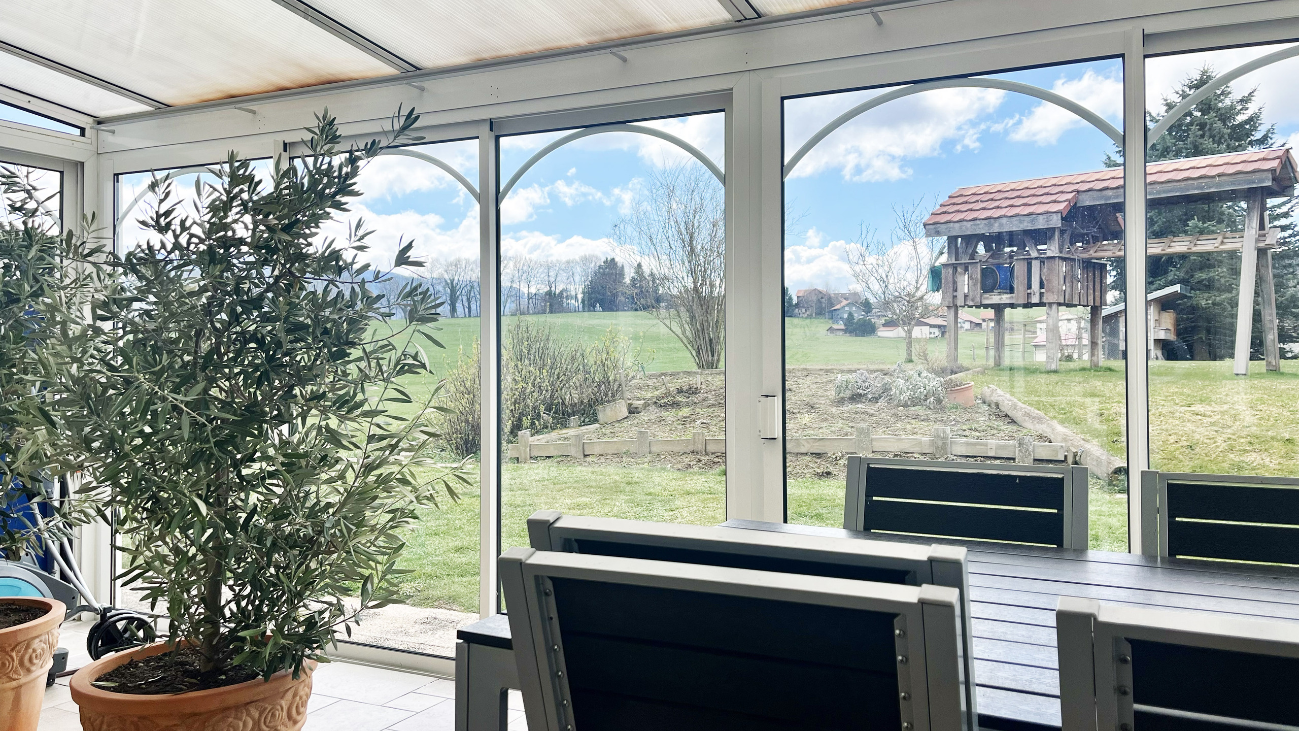 Verglaster Wintergarten mit Gartenblick