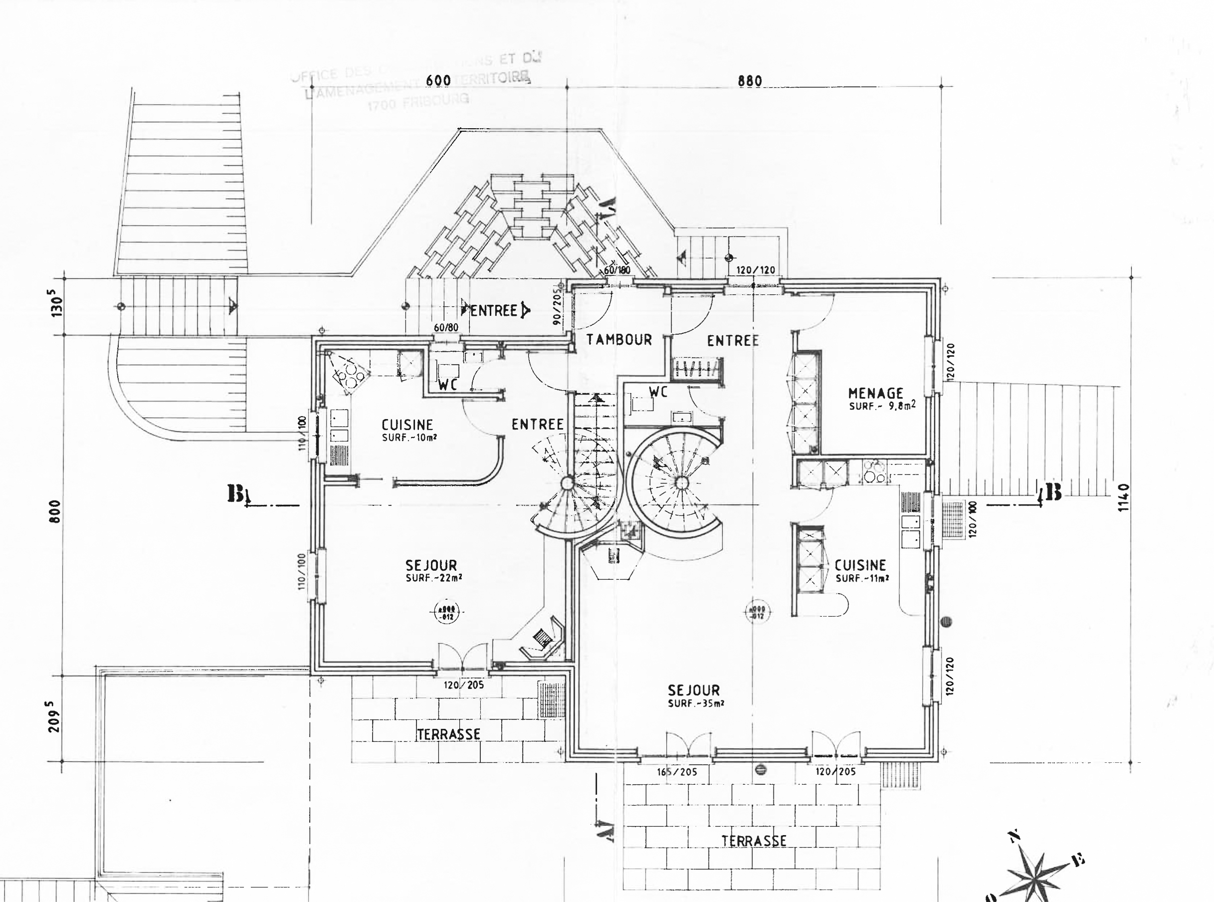 Grundriss mit Wohnräumen, Küchen, Fluren und Terrassen