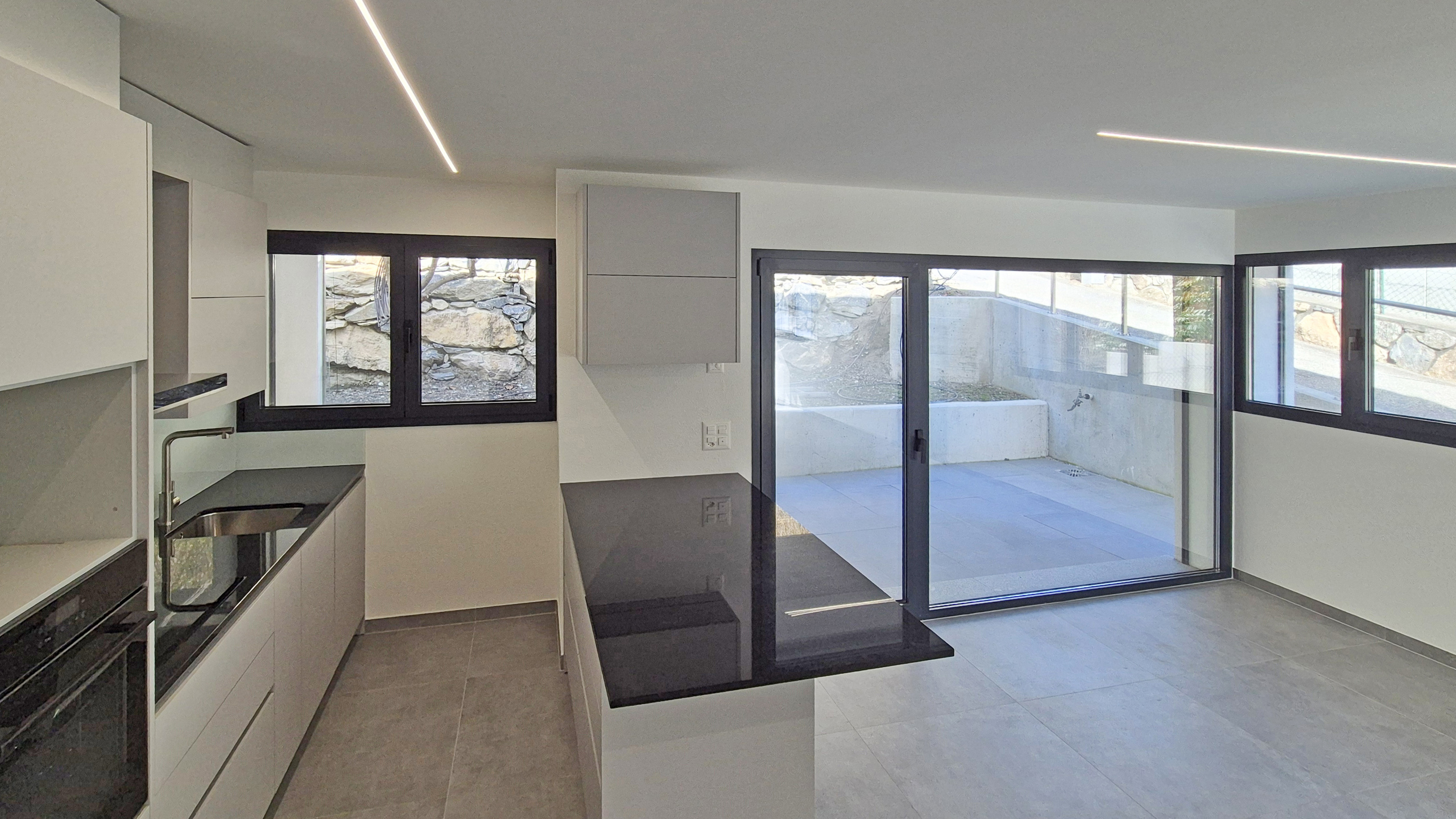Moderne Küche mit großem Glasfrontbereich