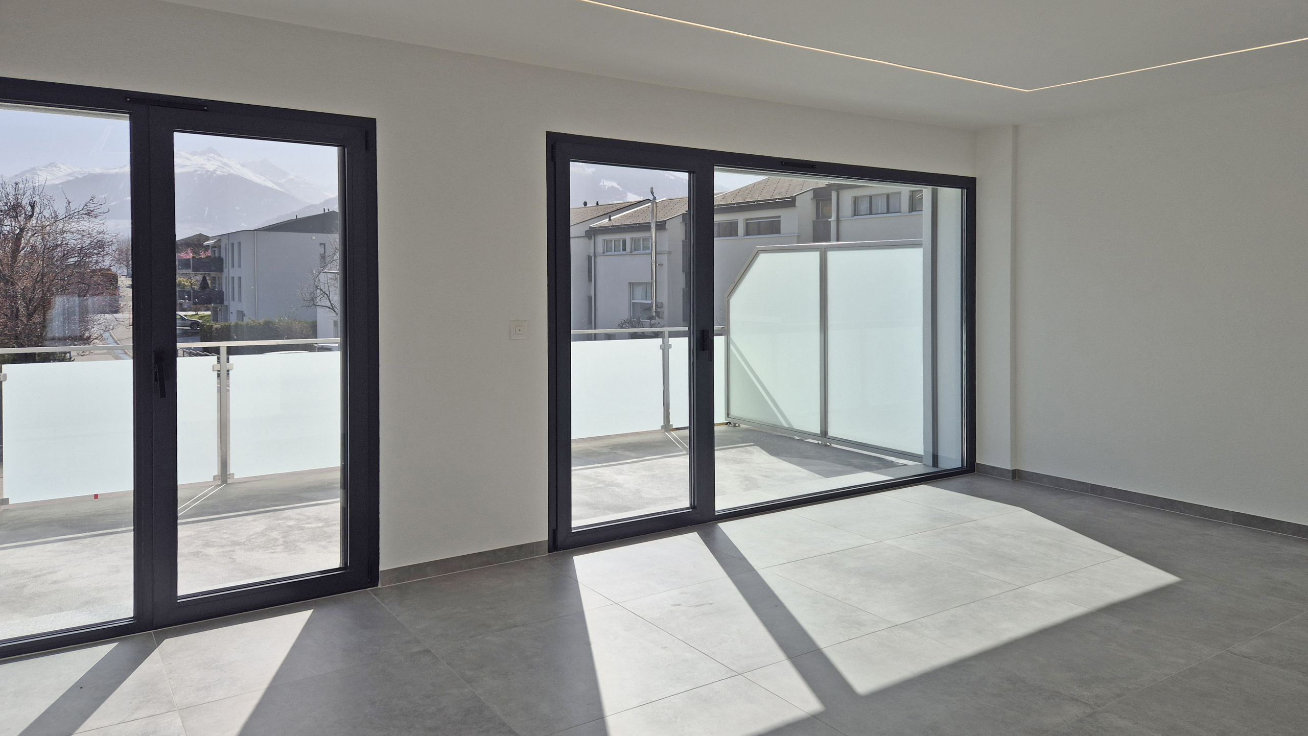 Heller moderner Wohnraum mit Balkonblick