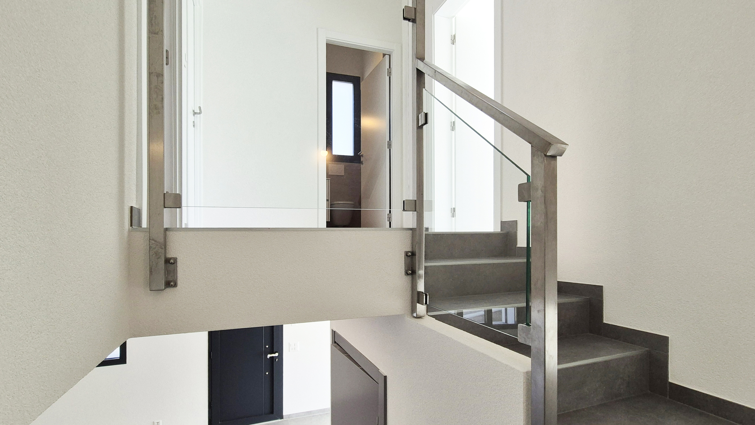 Treppenhaus mit Glasgeländer