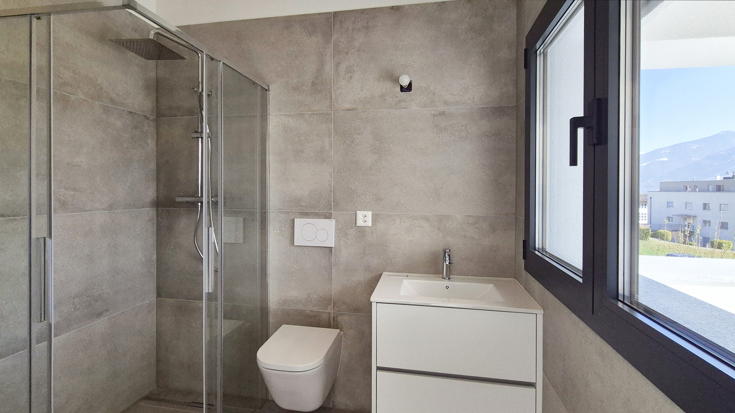 Modernes Bad mit Dusche, WC und Waschtisch