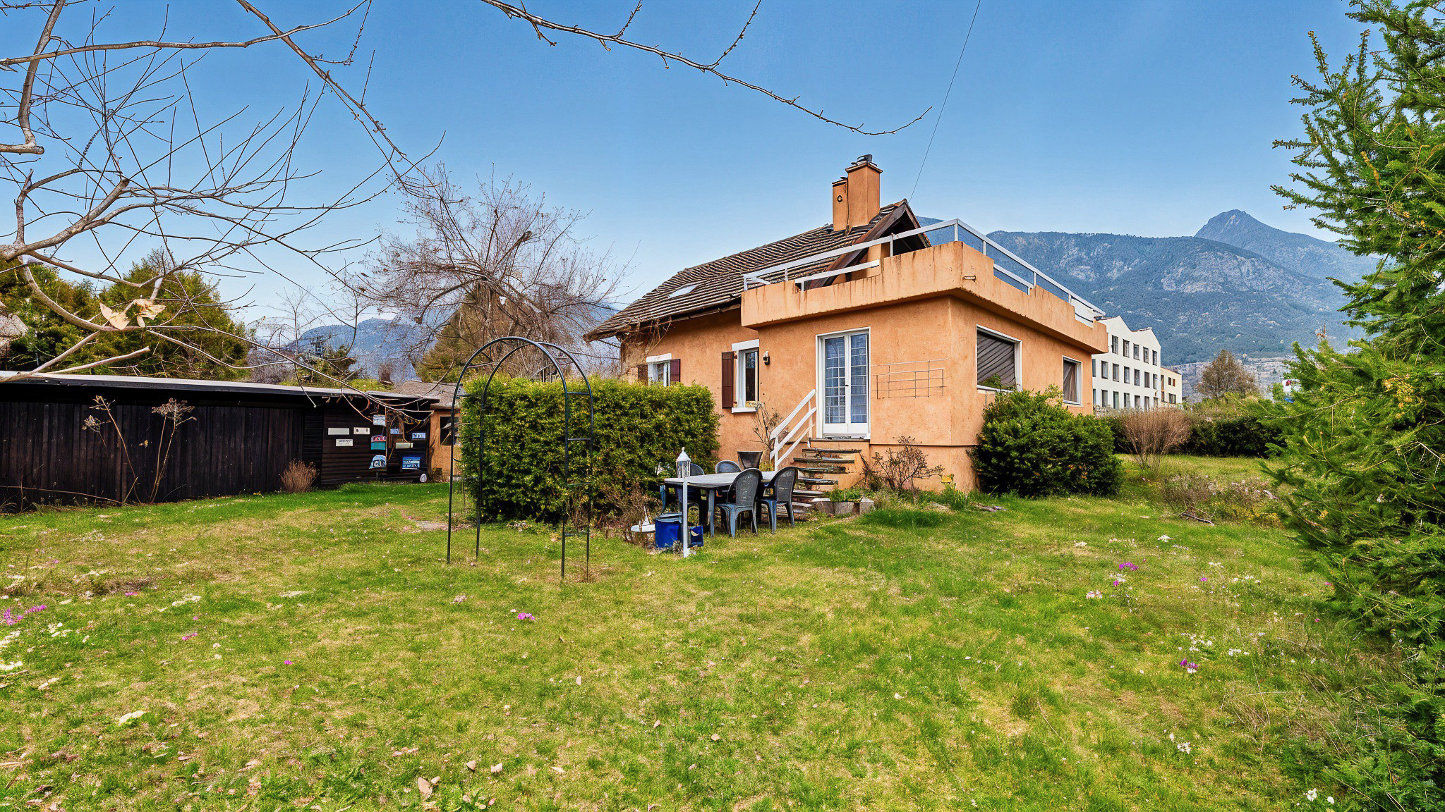 Haus mit großem Garten und Bergkulisse