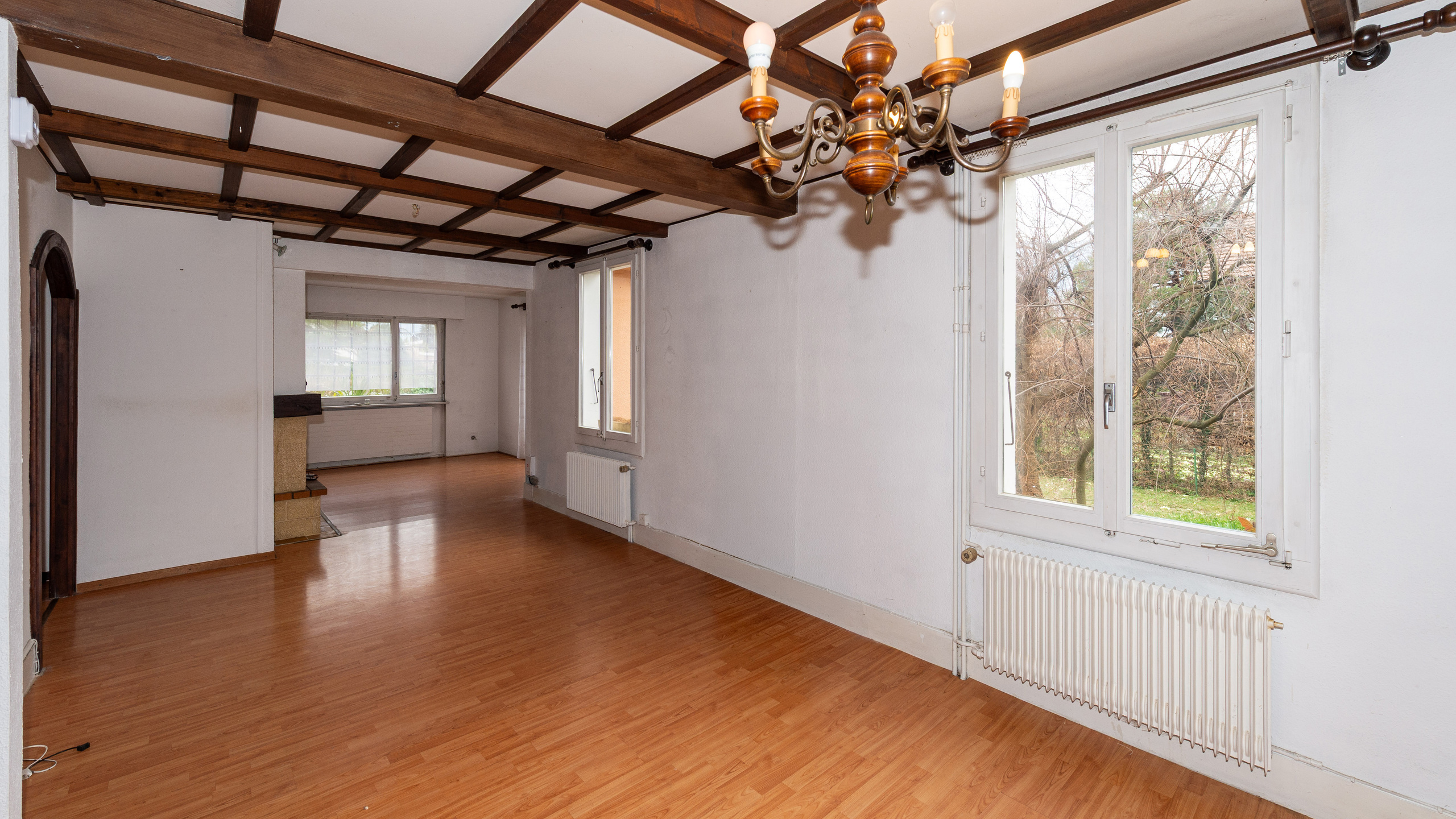 Wohnraum mit Holzbalkendecke