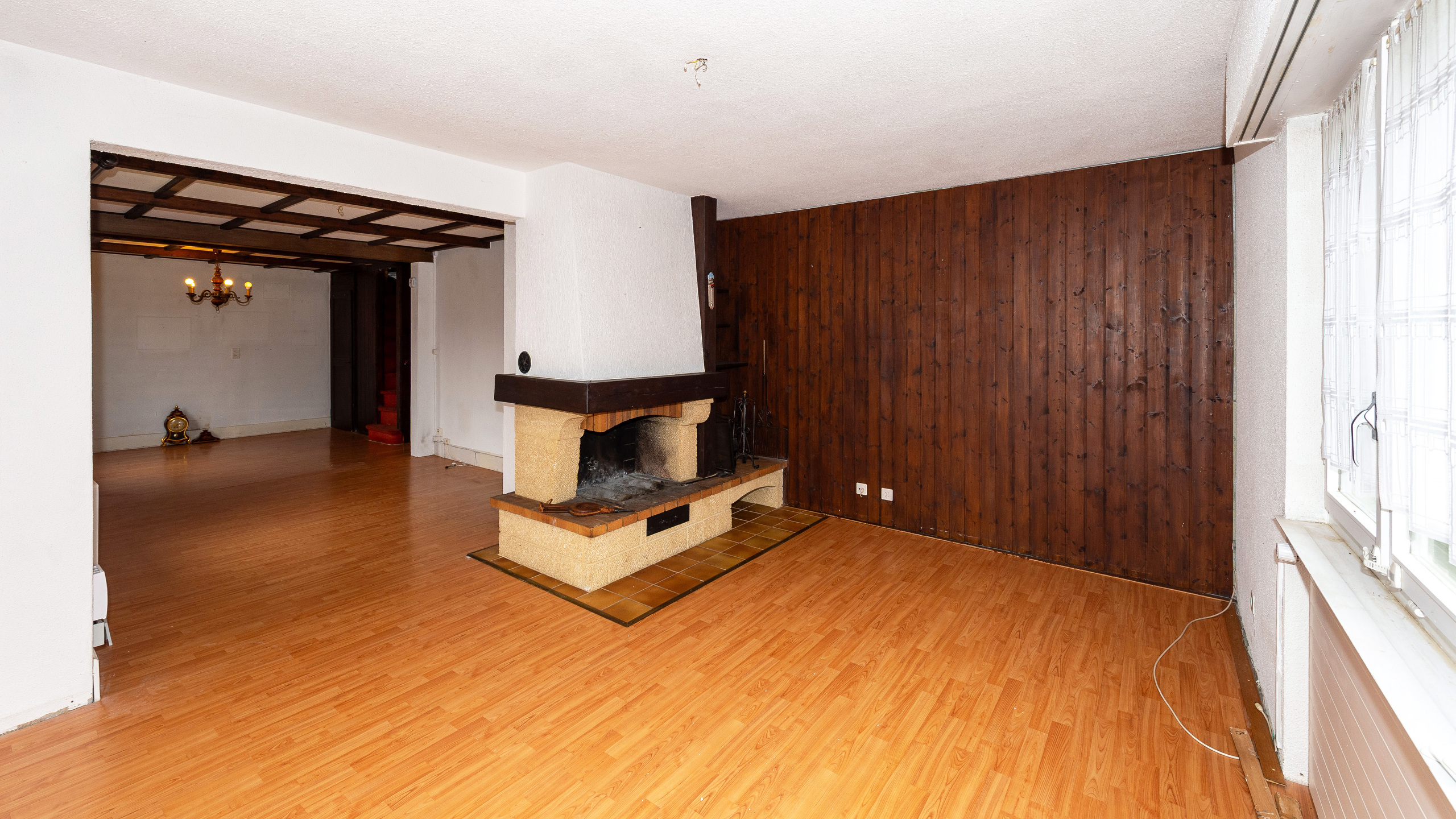 Wohnzimmer mit Kamin und Holzvertäfelung