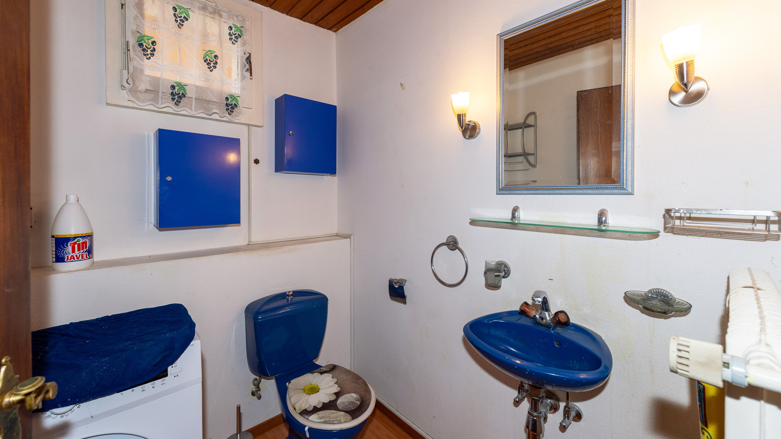 Kleines Badezimmer mit blauen Sanitärobjekten