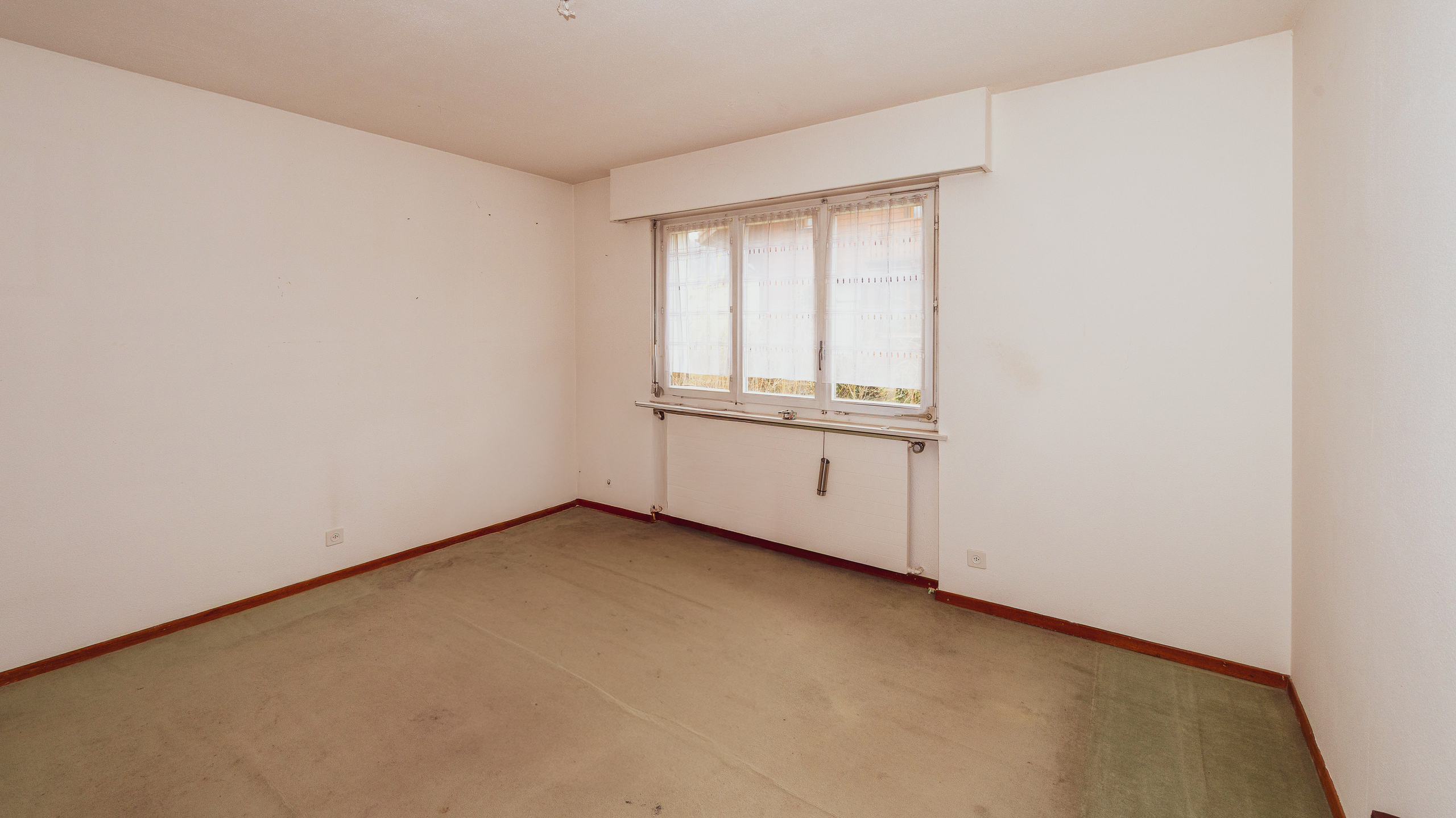 Leeres Zimmer mit Fenster