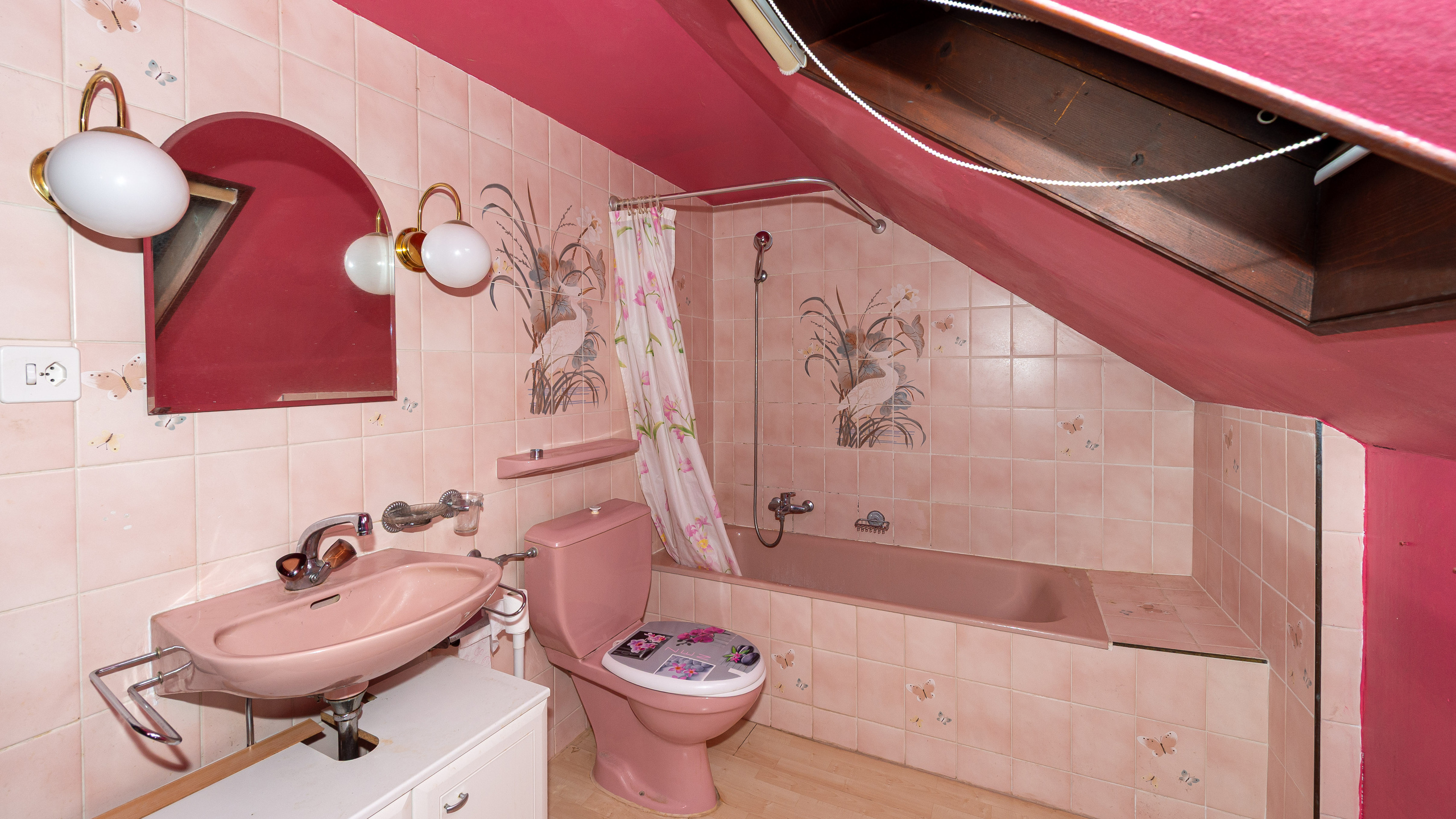 Kleines pinkes Badezimmer unter der Dachschräge