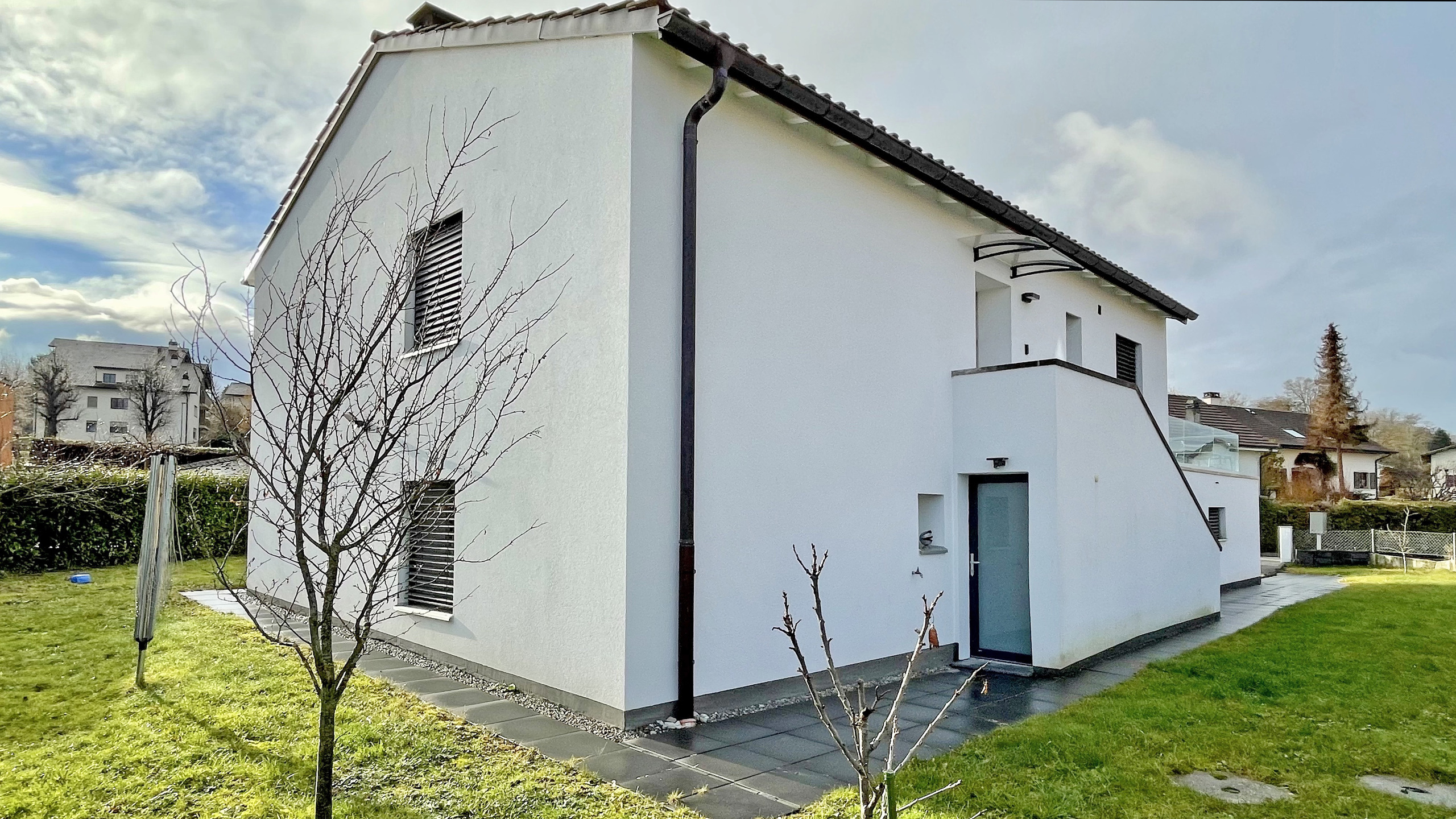 Modernes Einfamilienhaus mit Gartenansicht