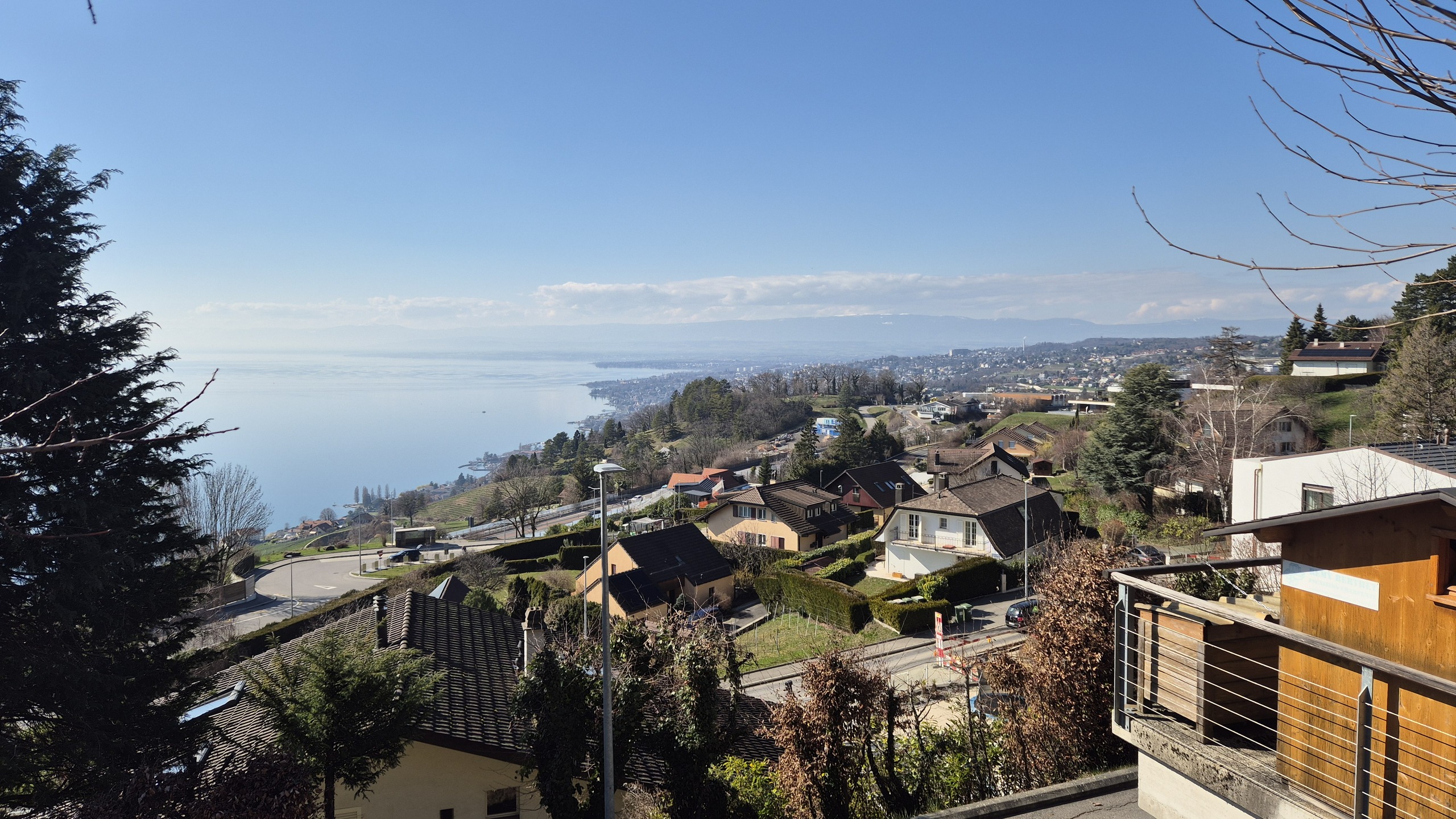 Panoramablick auf See und Wohnlage am Hang