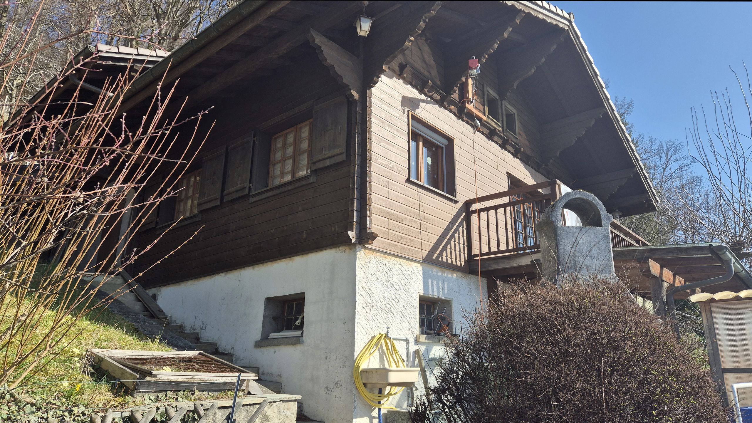 Alpines Holzhaus mit Balkon
