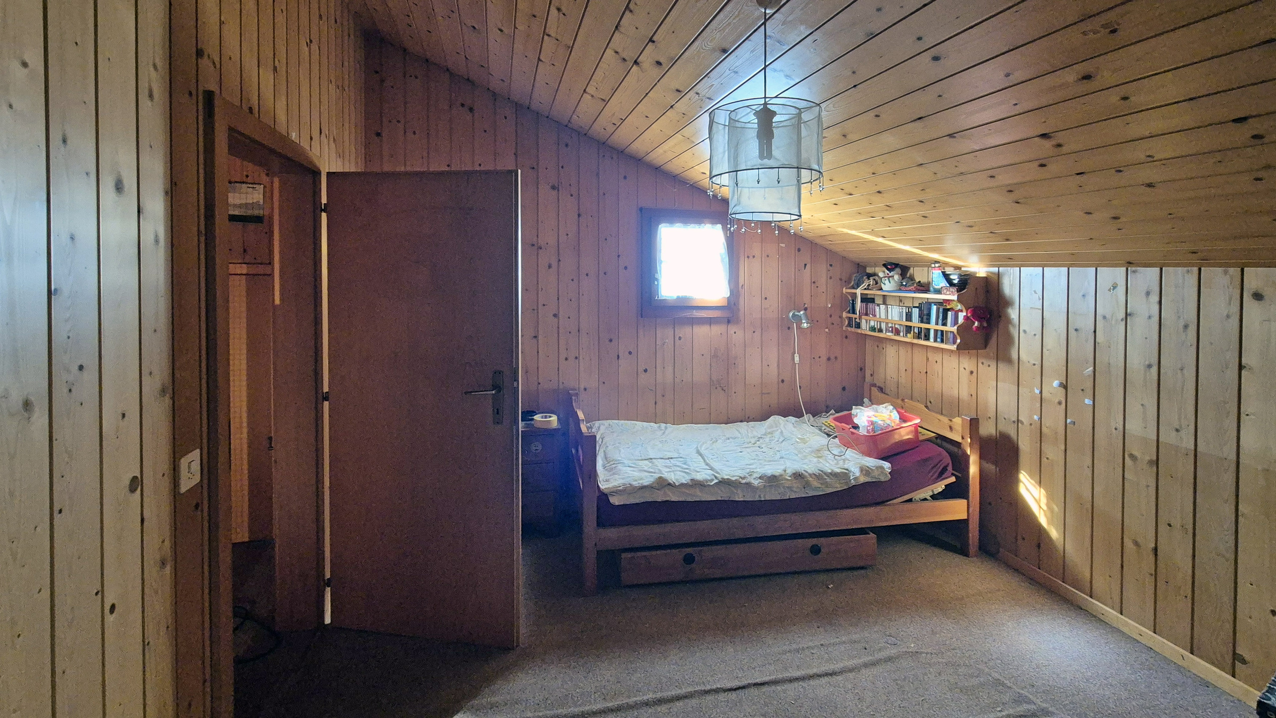 Rustikales Dachzimmer mit Holzverkleidung
