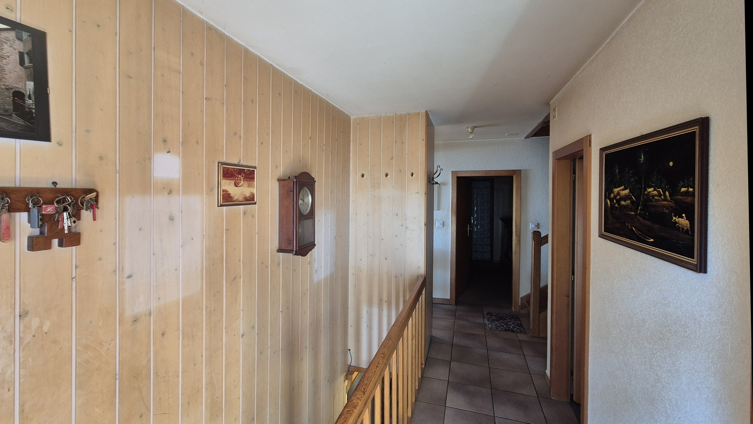 Flur mit Holzvertäfelung und Treppenbereich