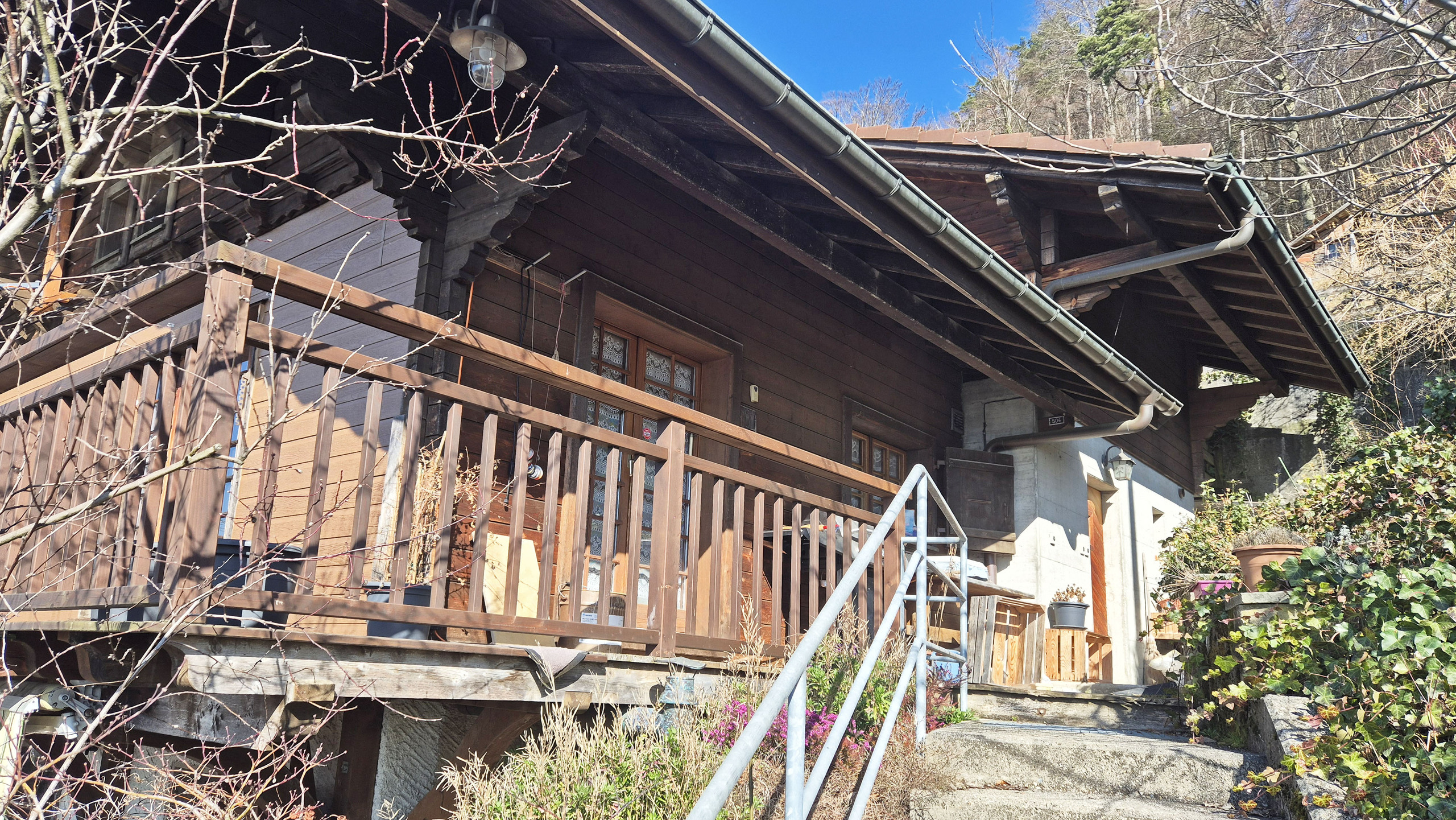 Holzhaus mit Balkon in Hanglage