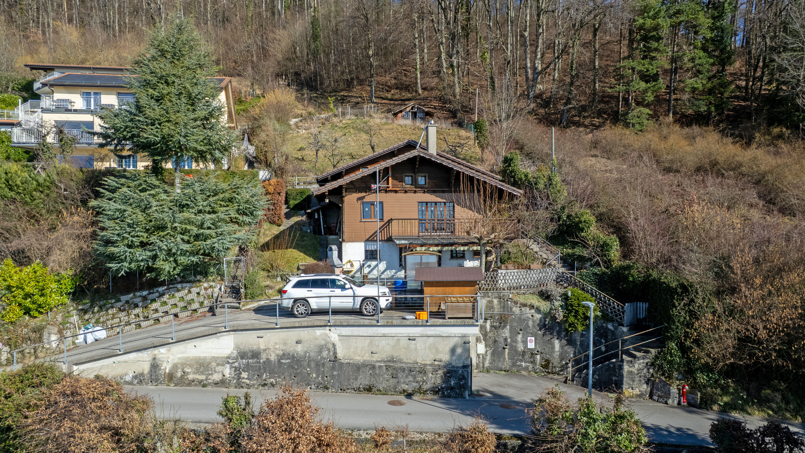 Wohnhaus in Hanglage mit Waldumgebung