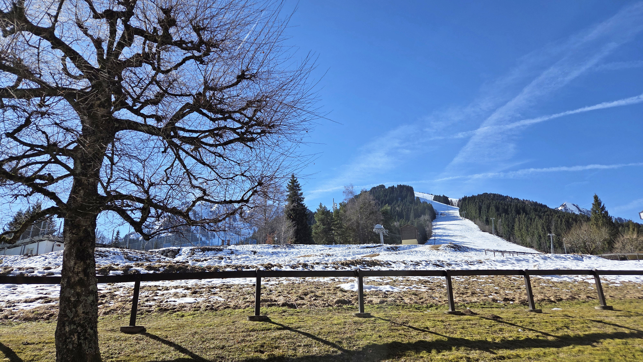 Winterliche Berglandschaft mit Skihang
