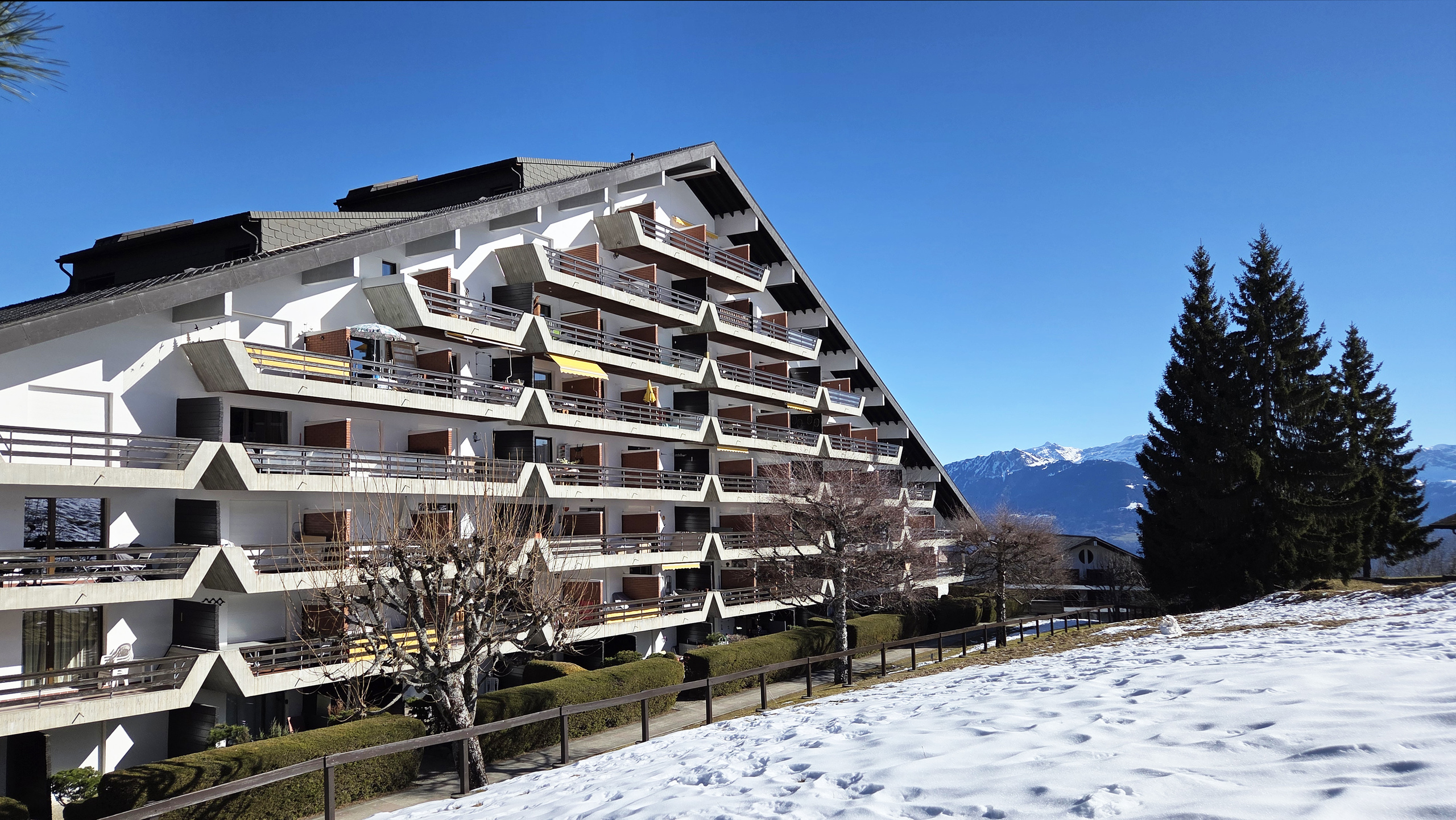 Alpine Wohnanlage mit Balkonen und Bergblick