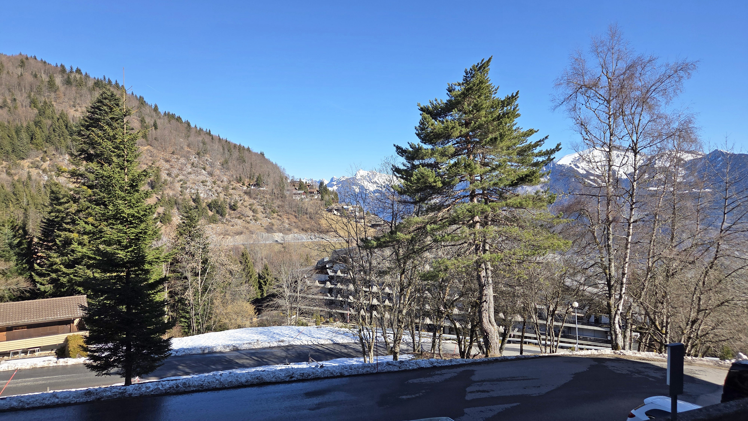 Berglandschaft mit Schnee und Talblick