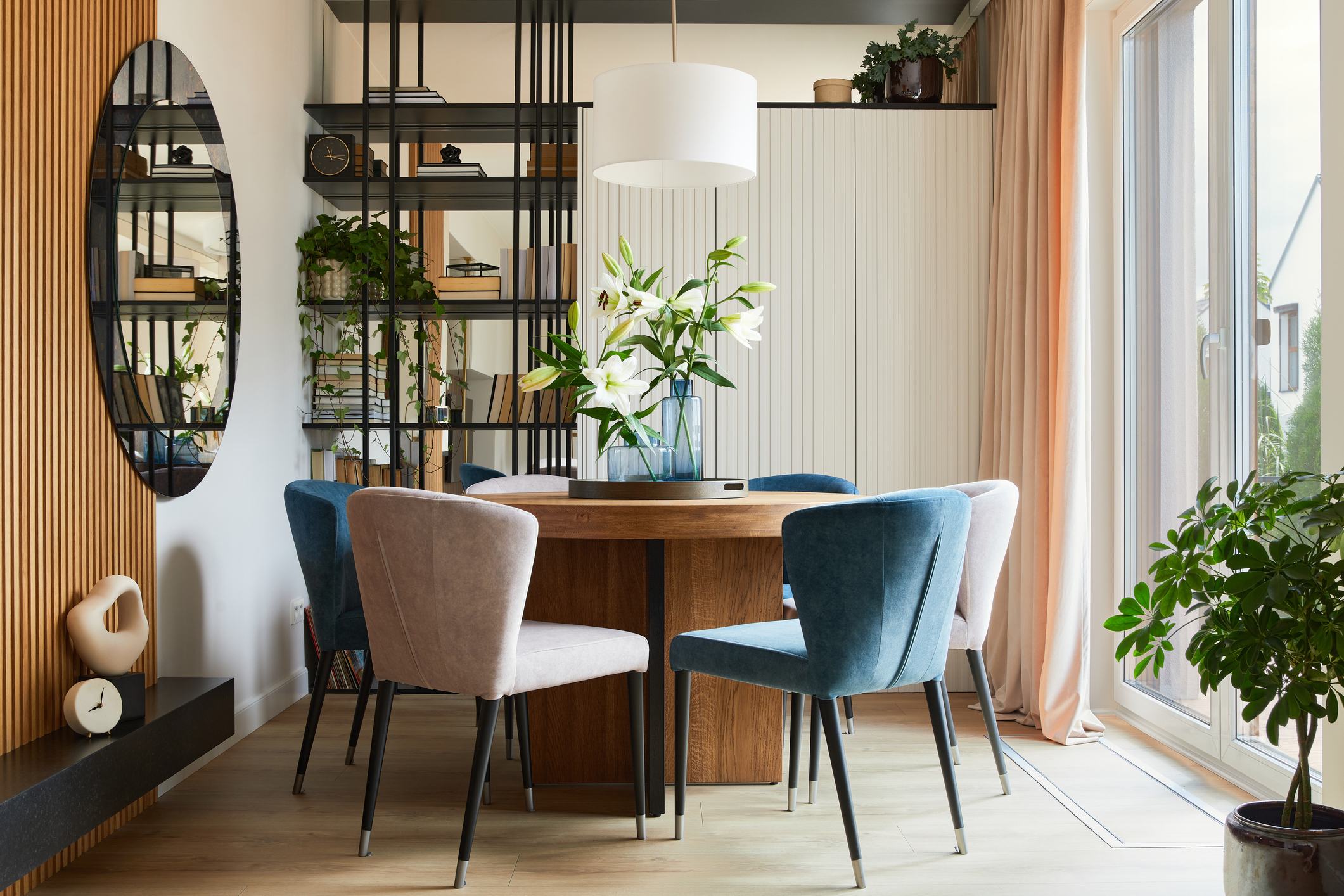 Modernes Esszimmer mit großen Fenstern