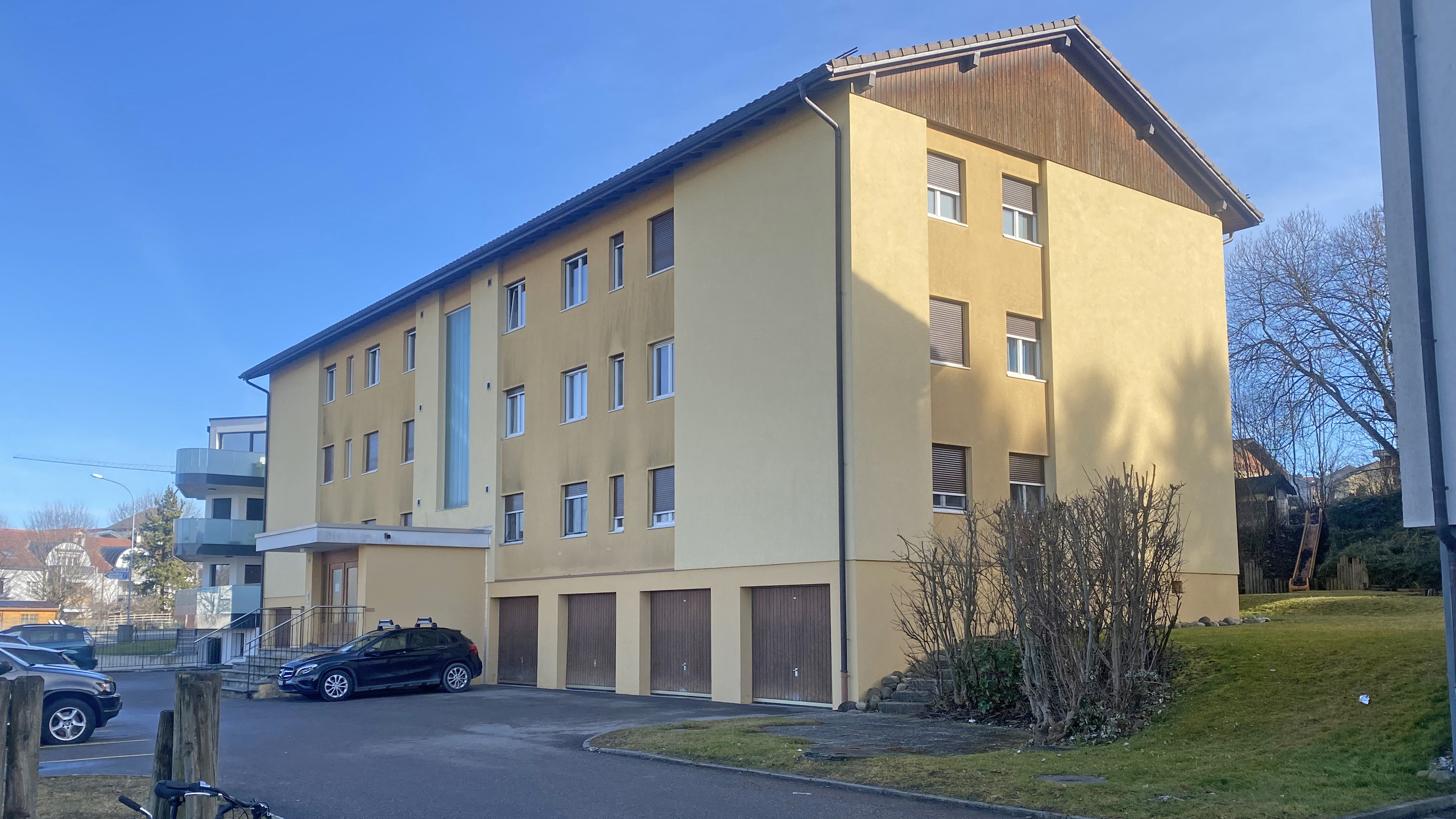 Mehrfamilienhaus mit Garagen und Vorgarten