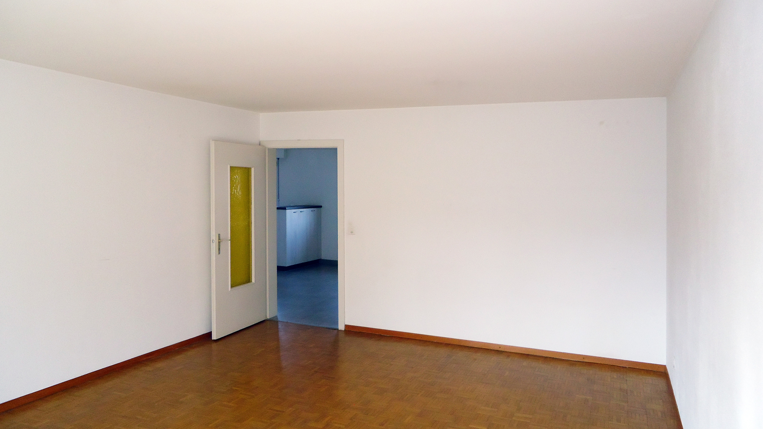 Leerer Wohnraum mit geöffneter Tür