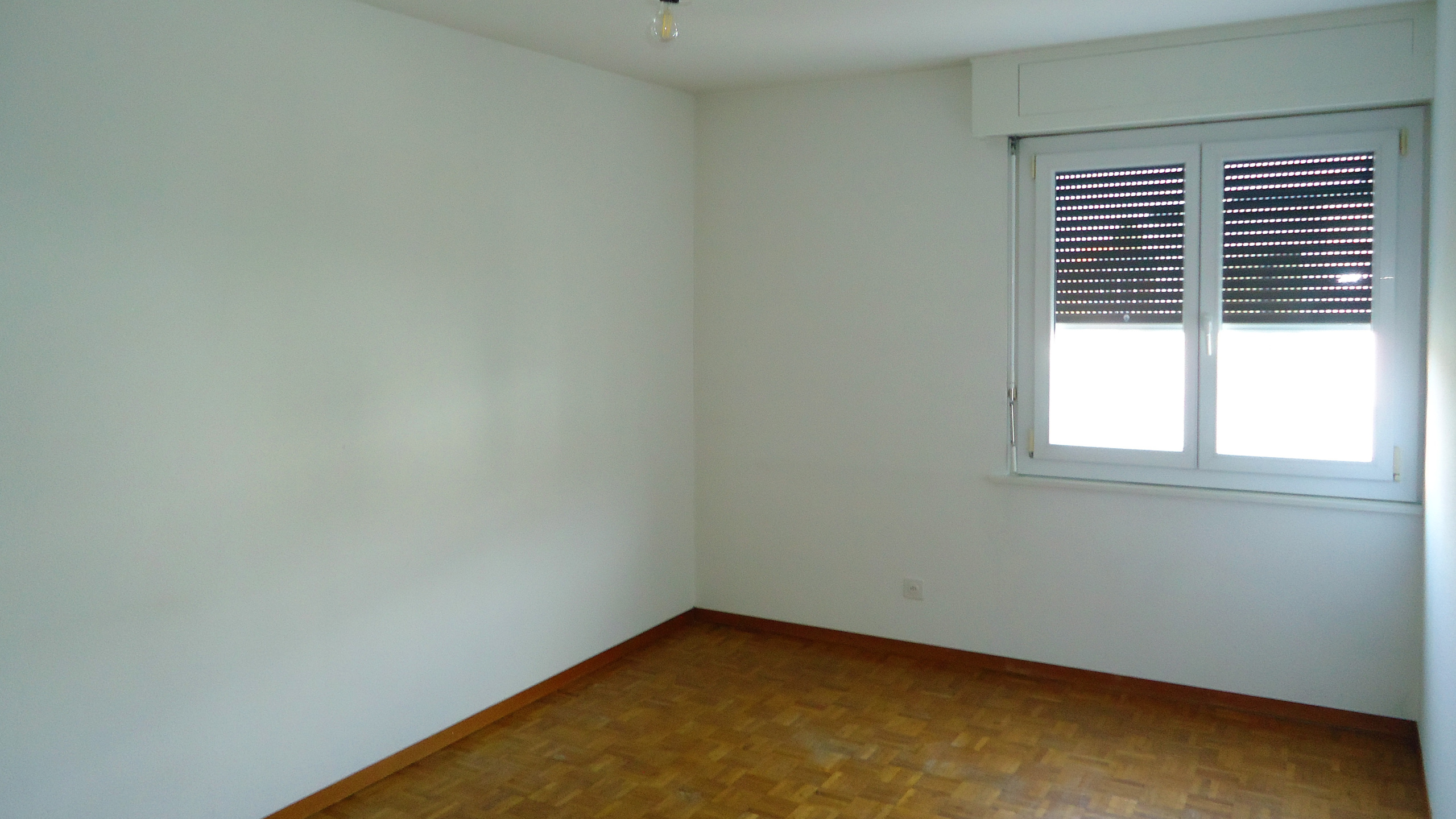 Leerer Raum mit Fenster