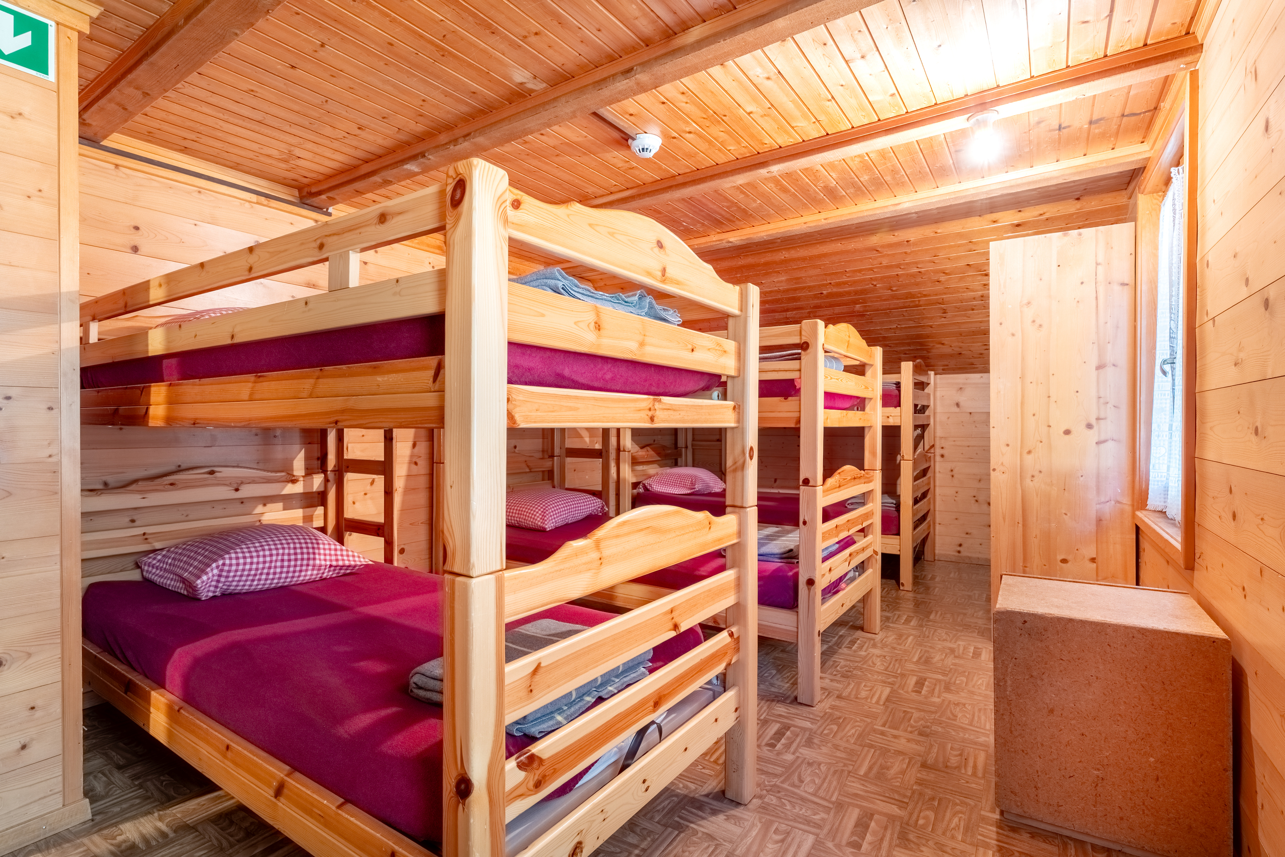 Schlafsaal mit Holz-Etagenbetten