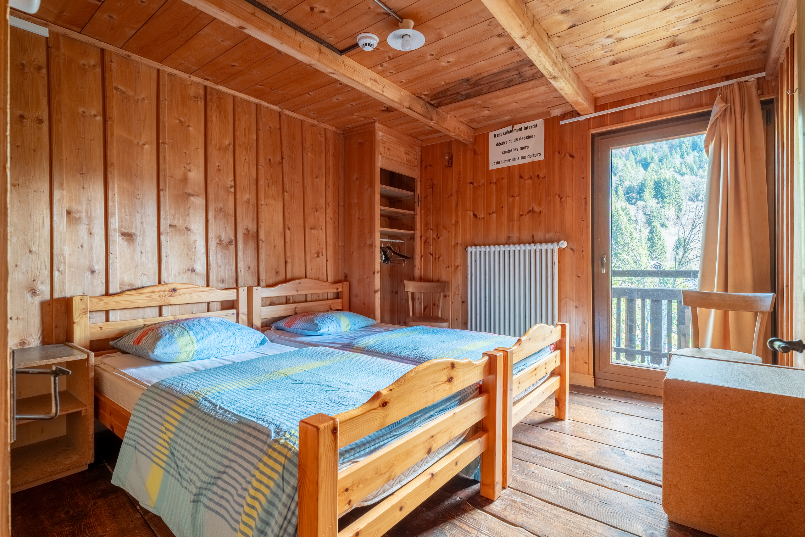 Rustikales Holzschlafzimmer mit Balkonblick