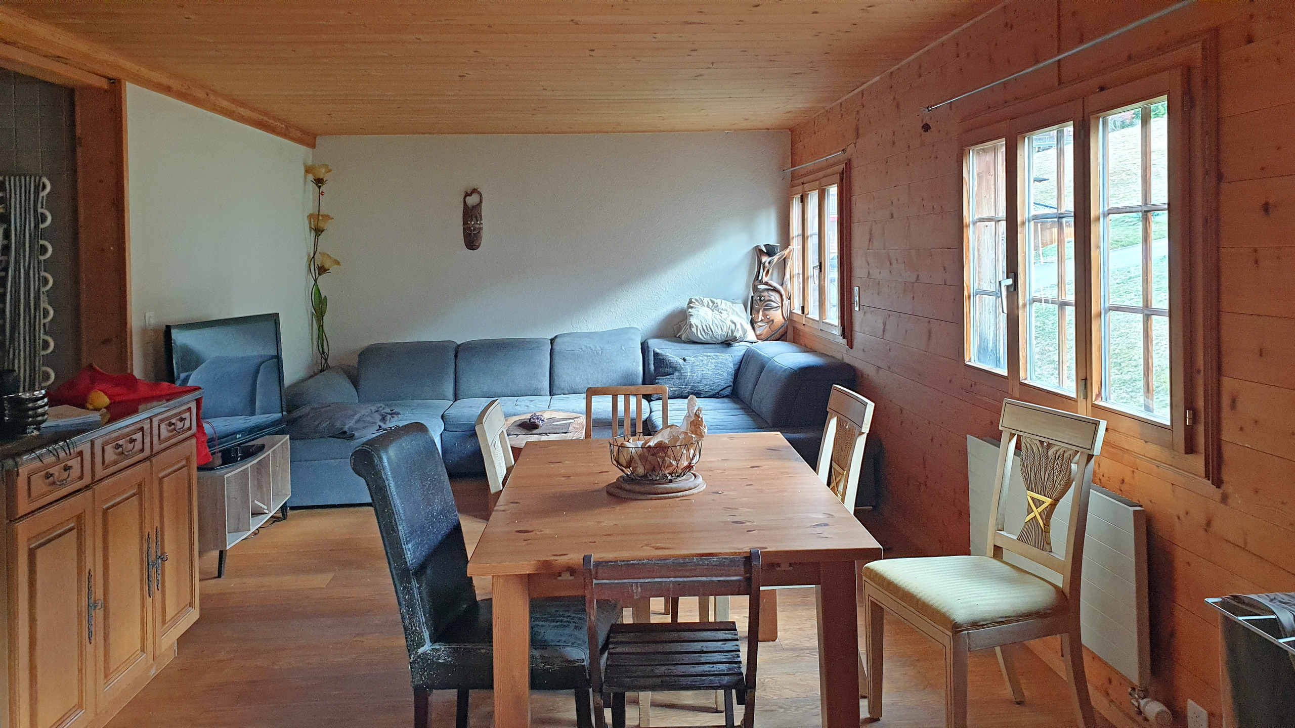 Gemütliches Ess- und Wohnzimmer mit Holzverkleidung