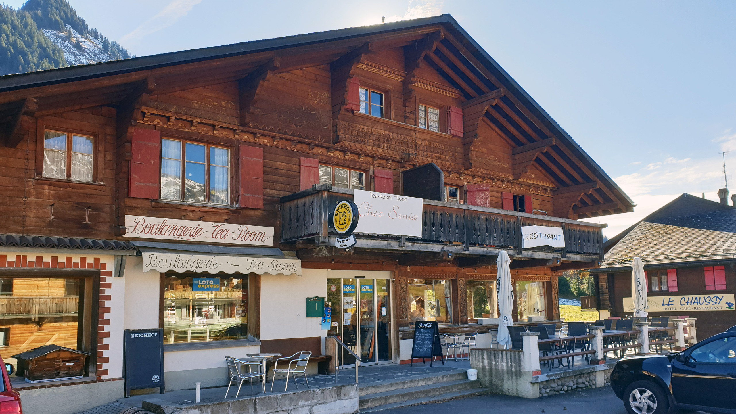 Alpen-Chalet mit Restaurantterrasse
