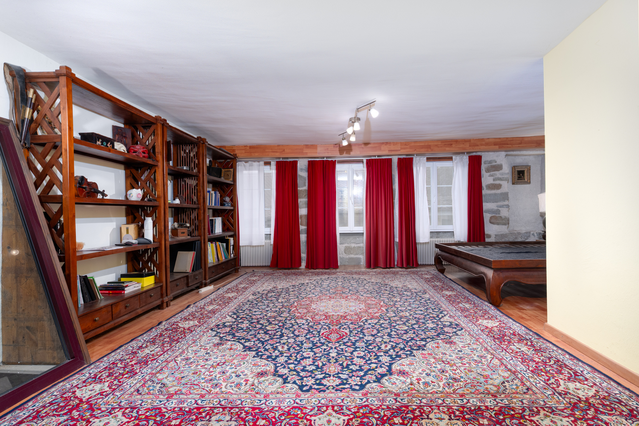 Gemütliches Schlafzimmer mit orientalischem Teppich