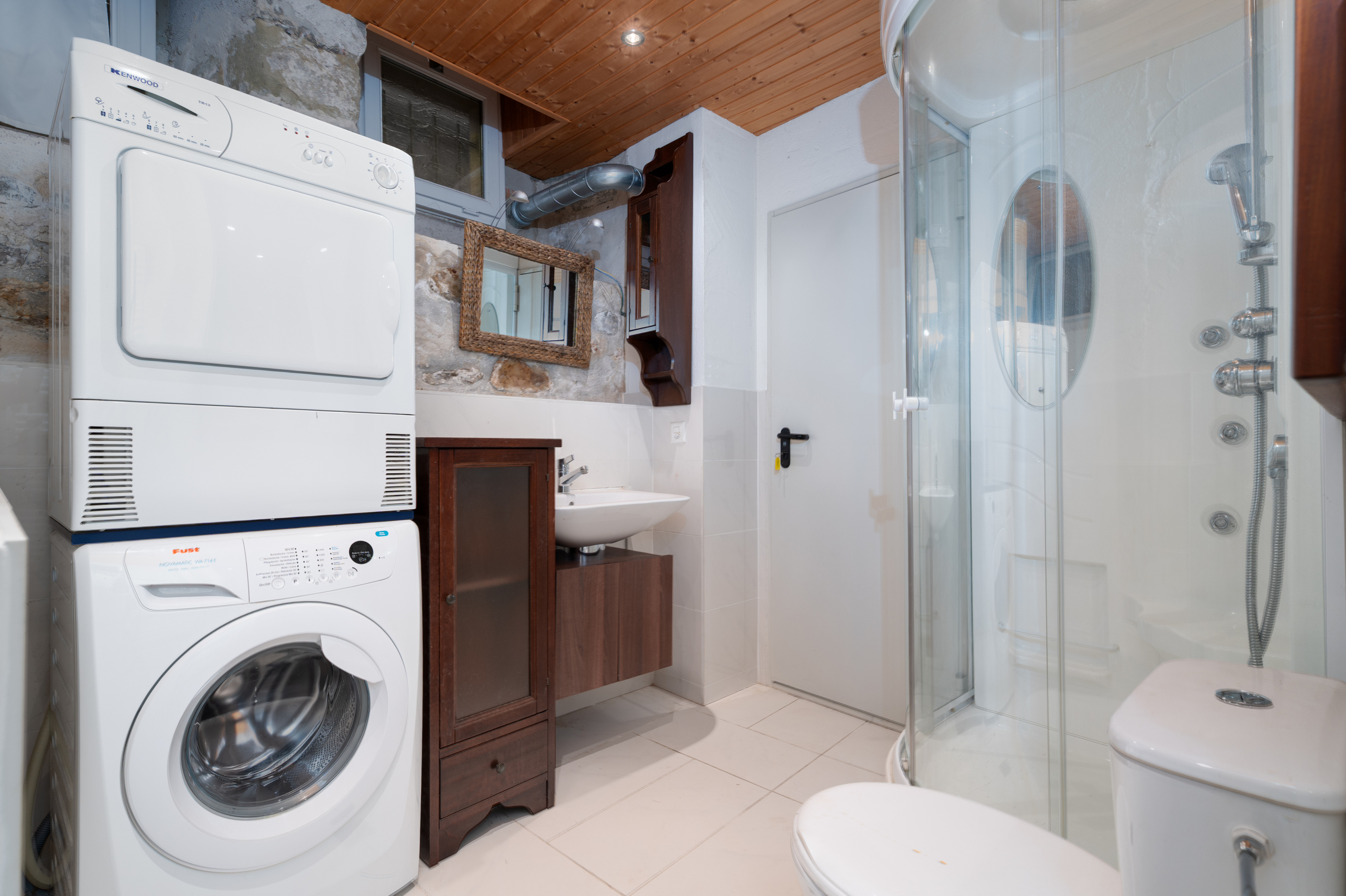 Badezimmer mit Hauswirtschaftsbereich