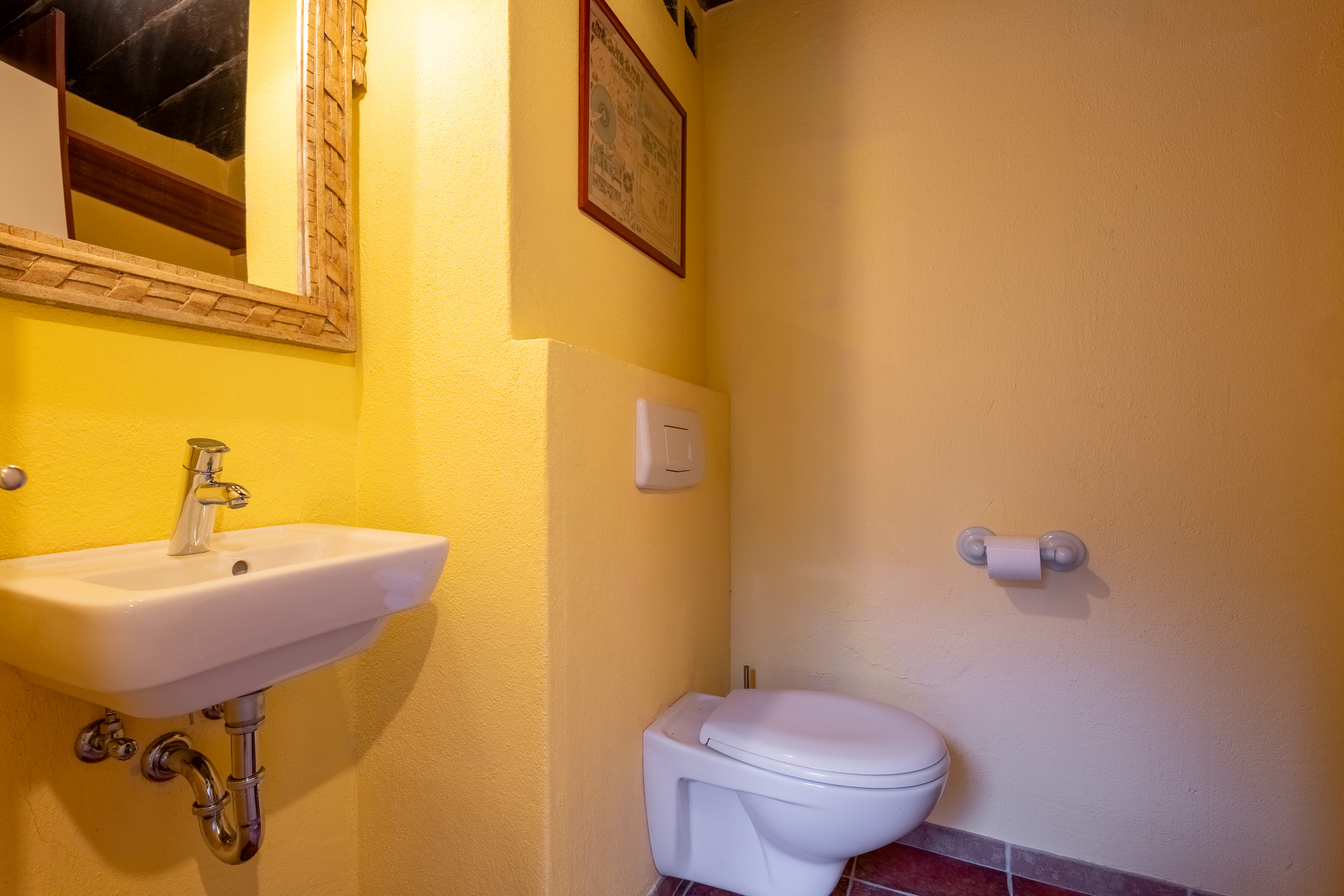 Gäste-WC mit Waschtisch und Toilette