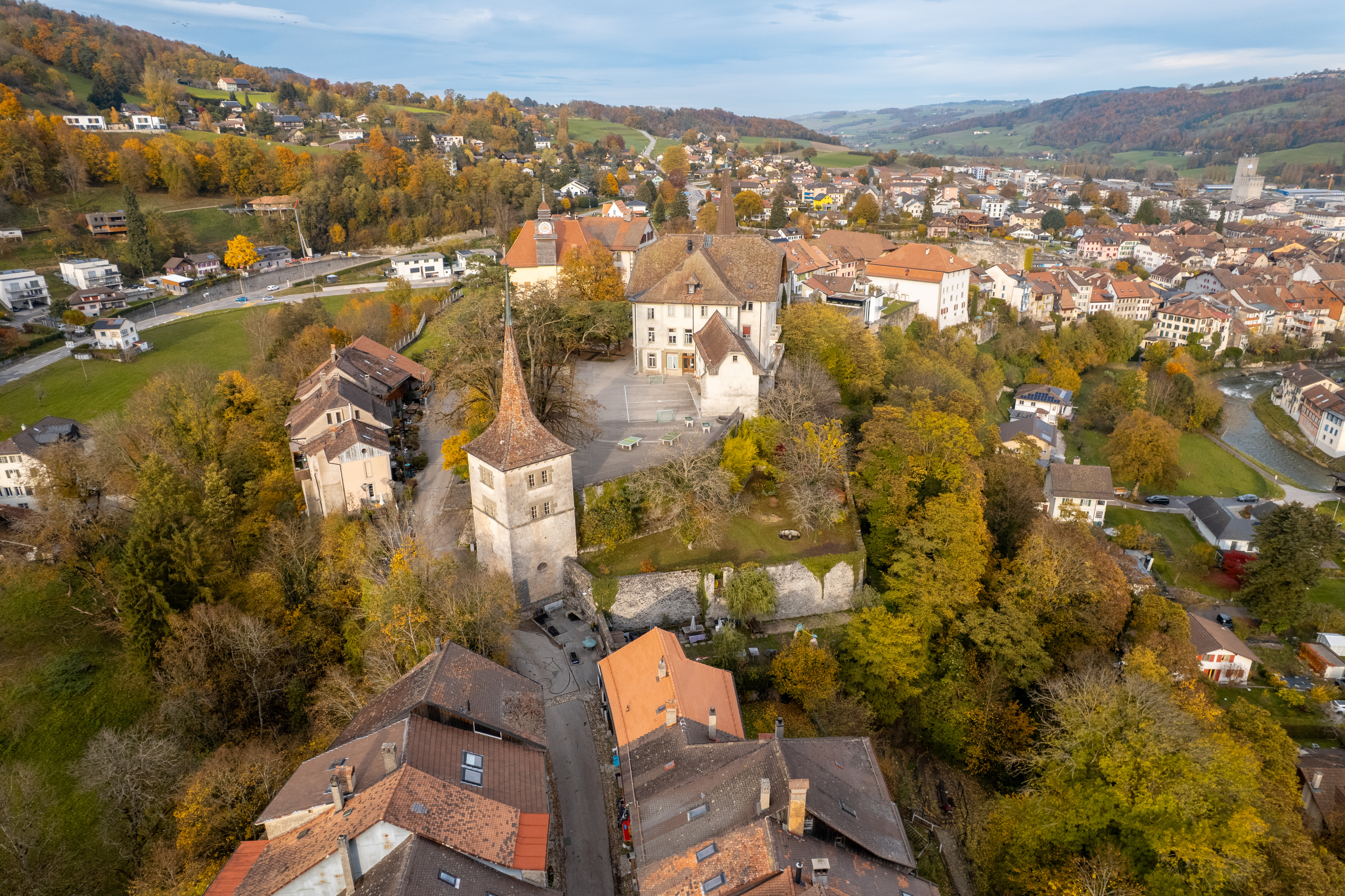 Luftaufnahme einer historischen Anhöhe mit Stadt, Burg und Fluss