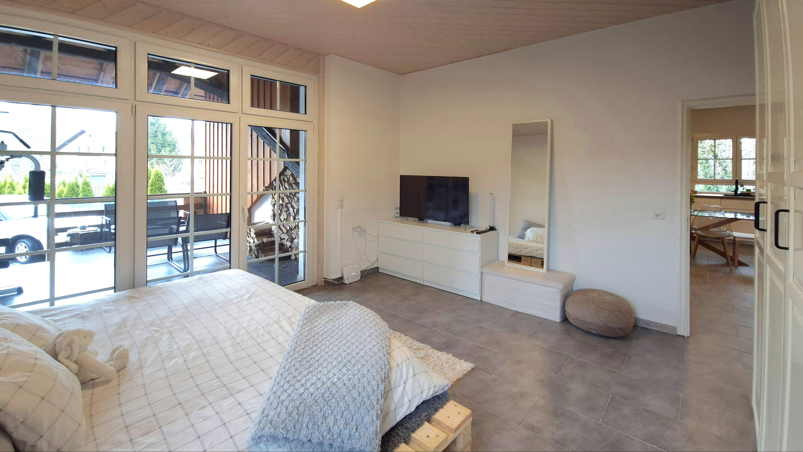 Helles Schlafzimmer mit großer Fensterfront