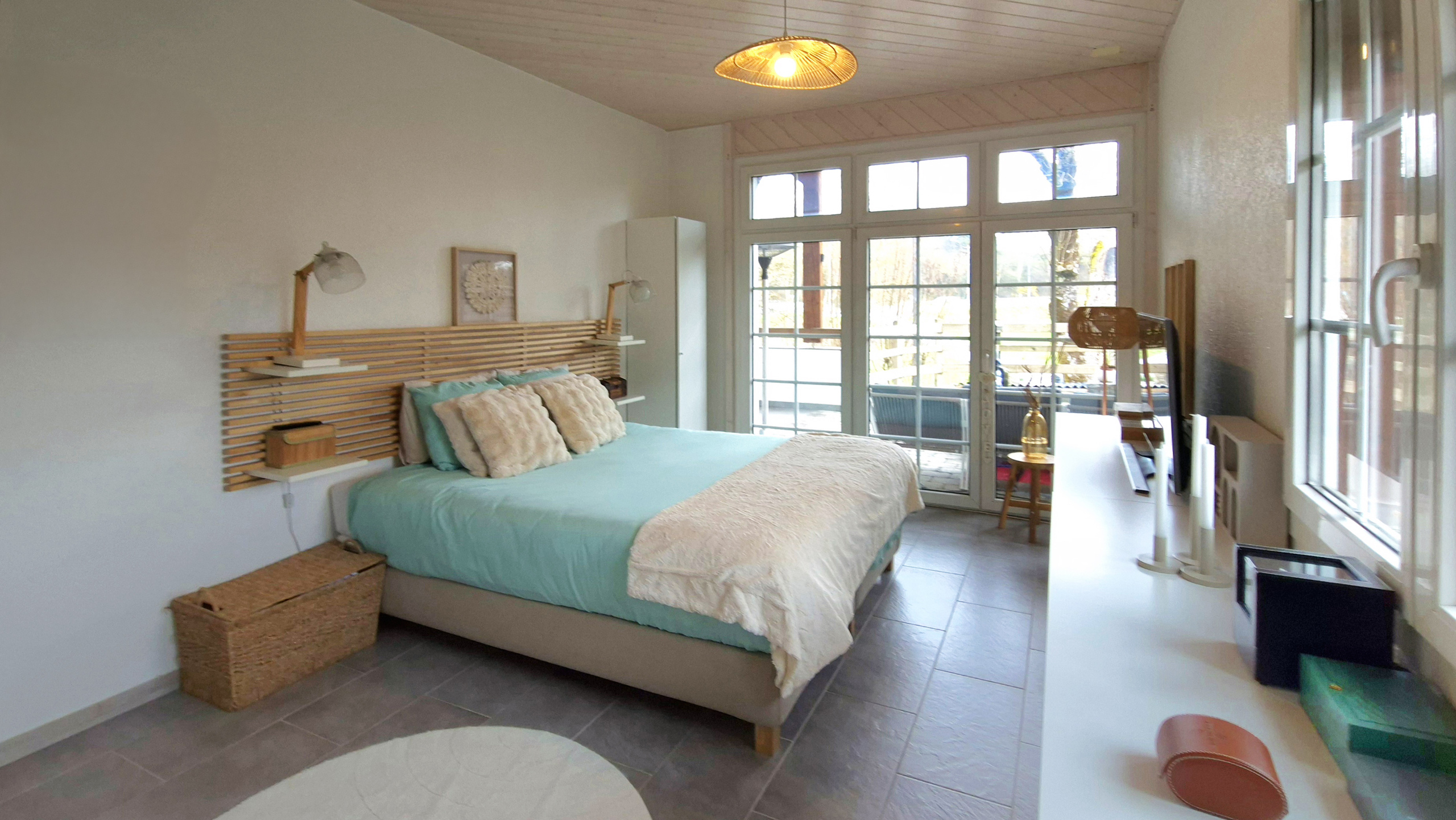 Helles Schlafzimmer mit Balkonzugang