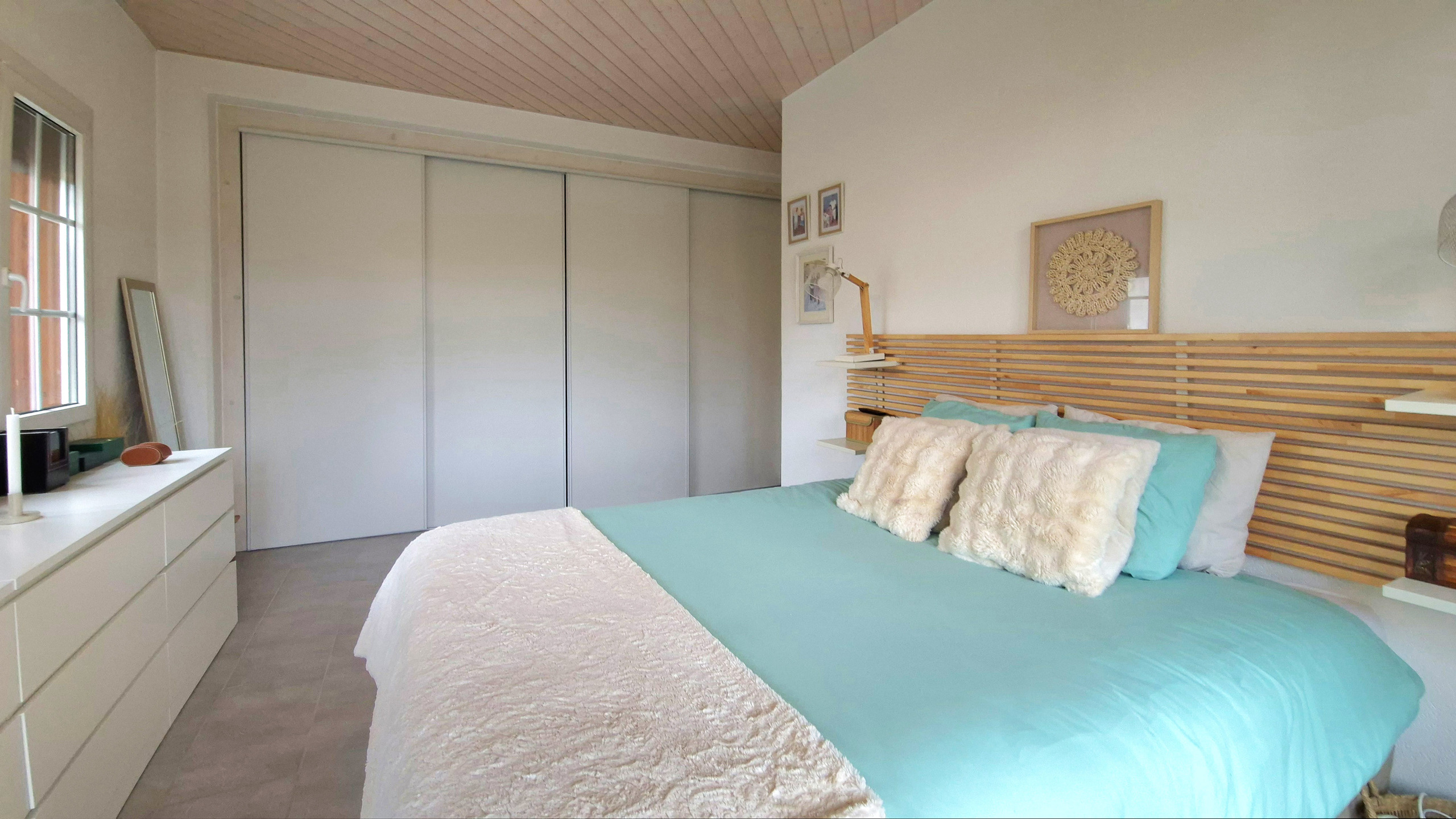Schlafzimmer mit Tageslicht und Stauraum