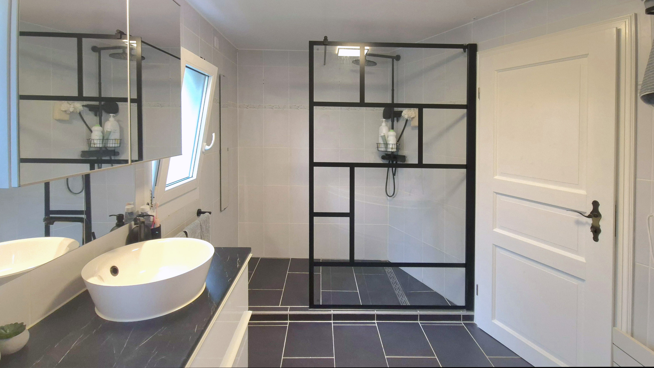 Modernes Badezimmer mit begehbarer Dusche