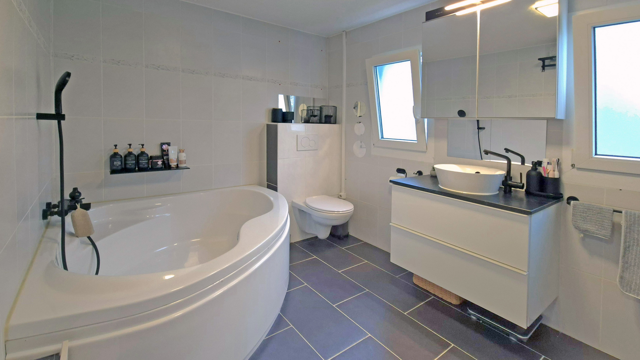 Modernes Badezimmer mit Badewanne und Waschtisch