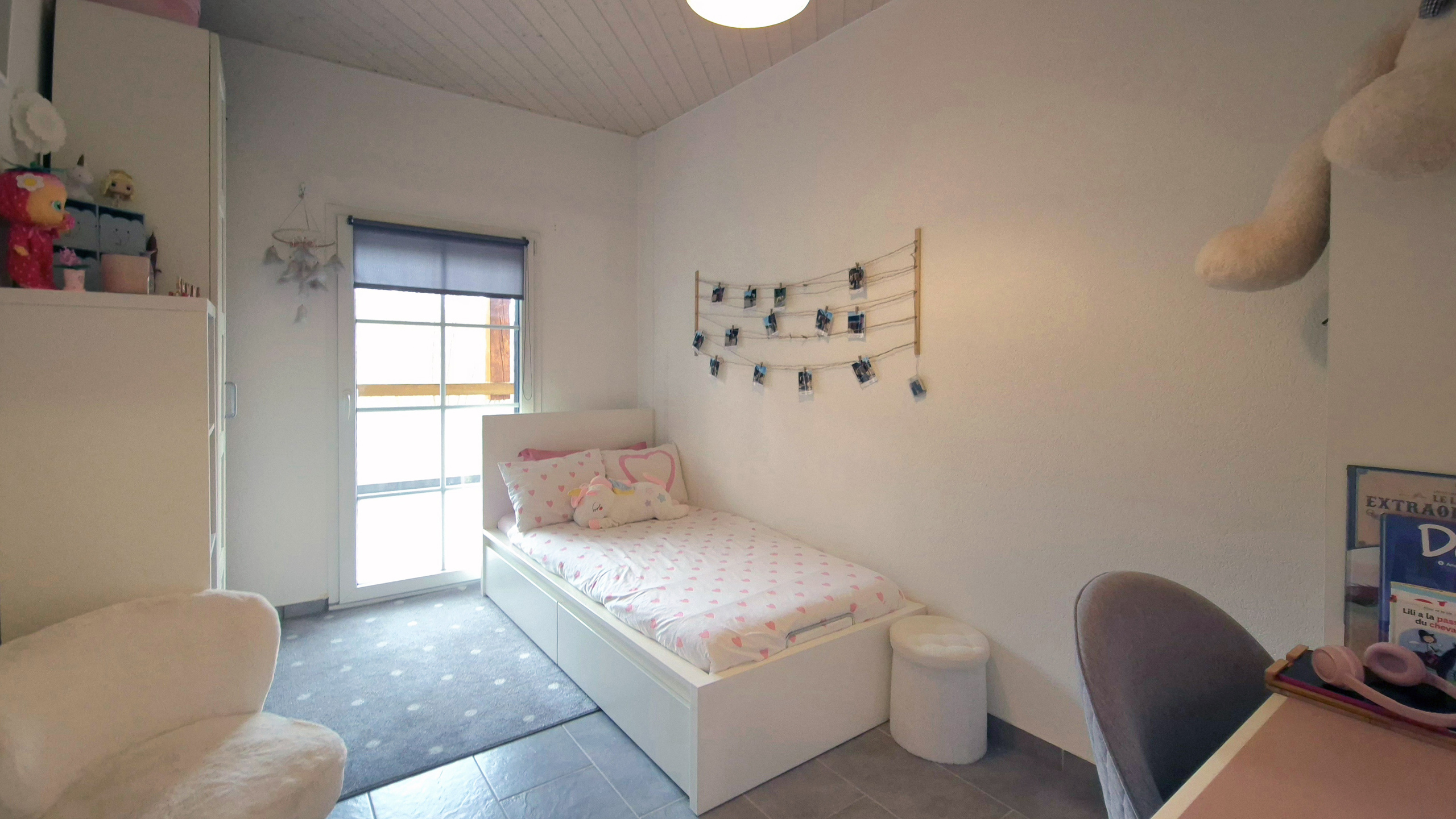 Kinderzimmer mit Einzelbett und Tageslicht