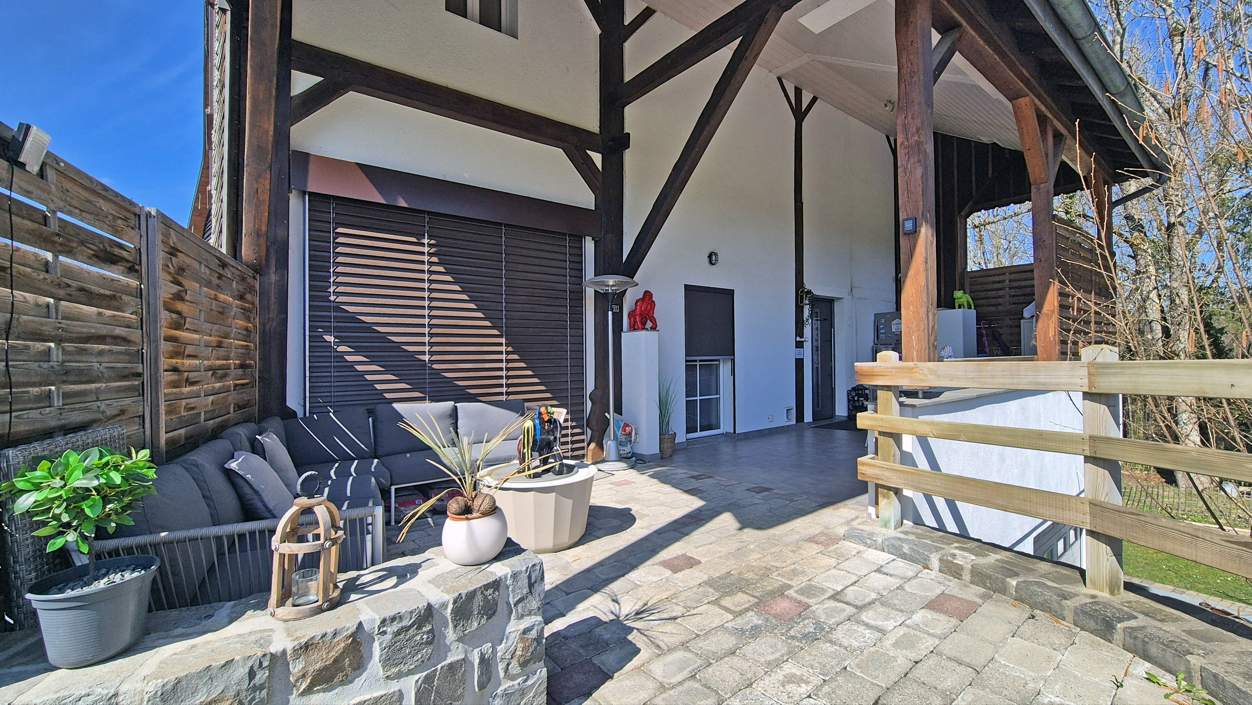 Überdachte Terrasse mit Sitzgruppe
