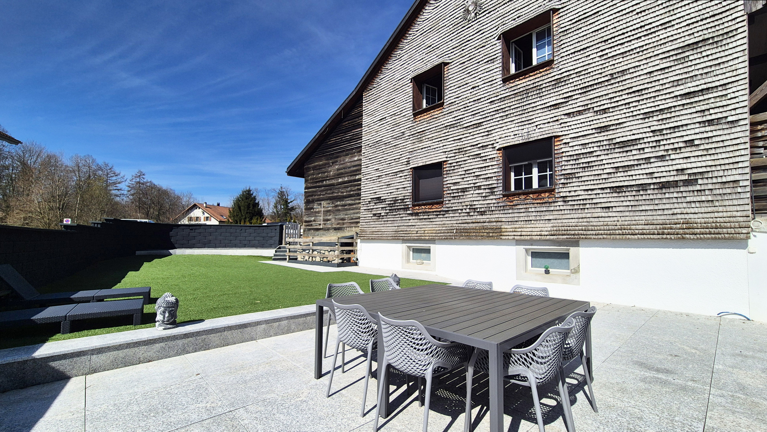 Historische Außenansicht mit Terrasse