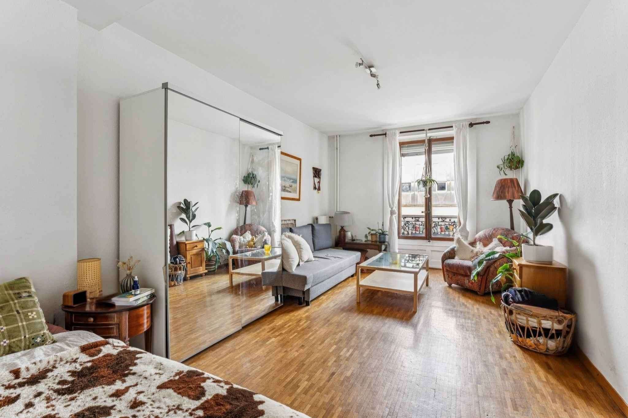 Hell eingerichtetes Wohnzimmer mit Holzfußboden